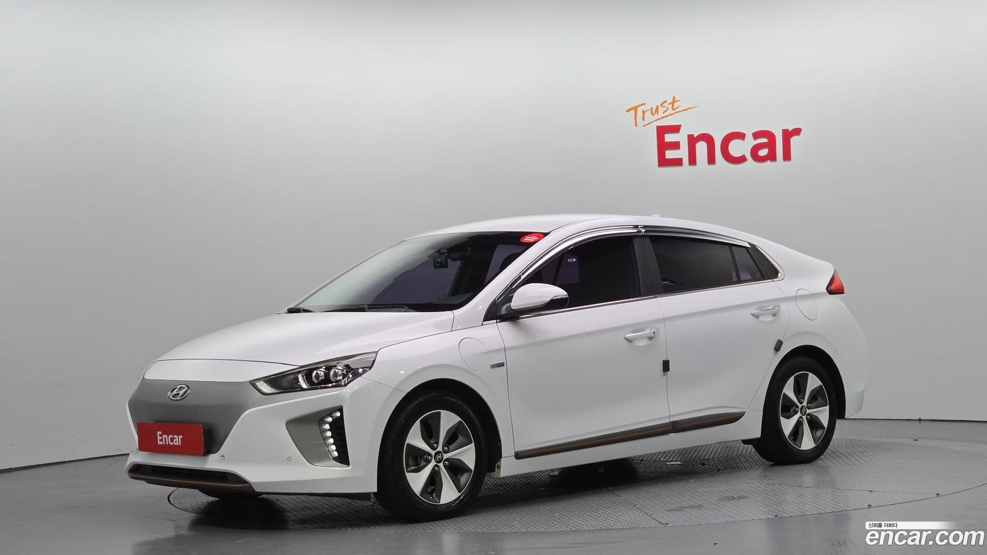 Main__Slider__Photo:Ioniq Hyundai 2017.0-0