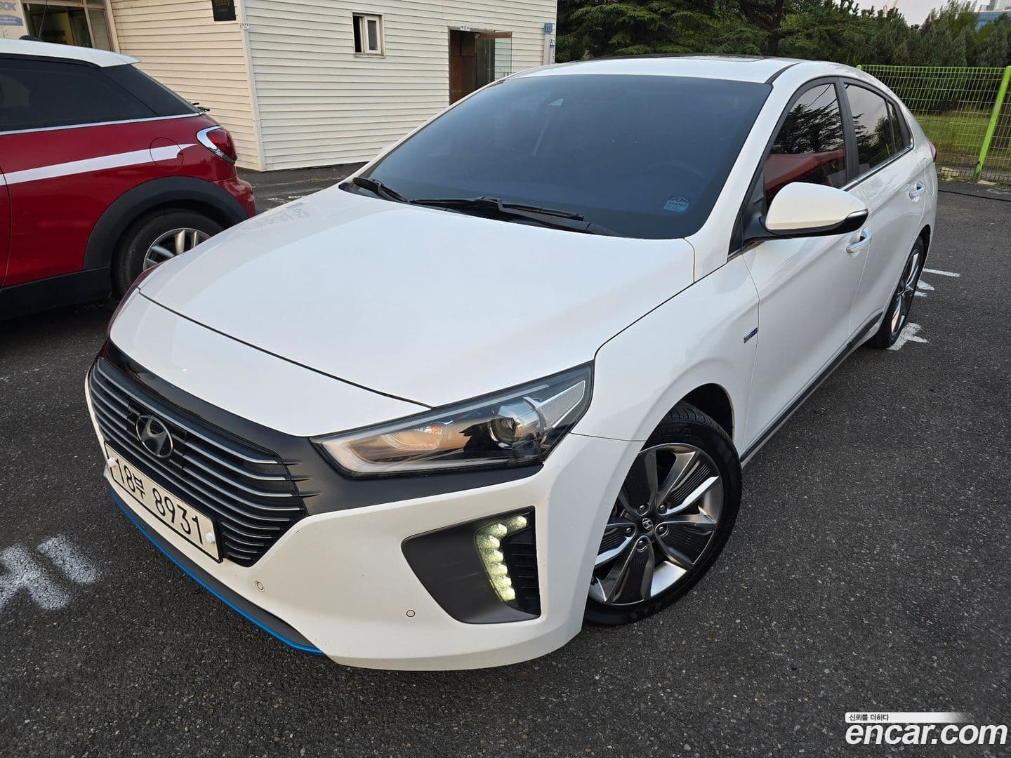 Main__Slider__Photo:Ioniq Hyundai 2016.5-0