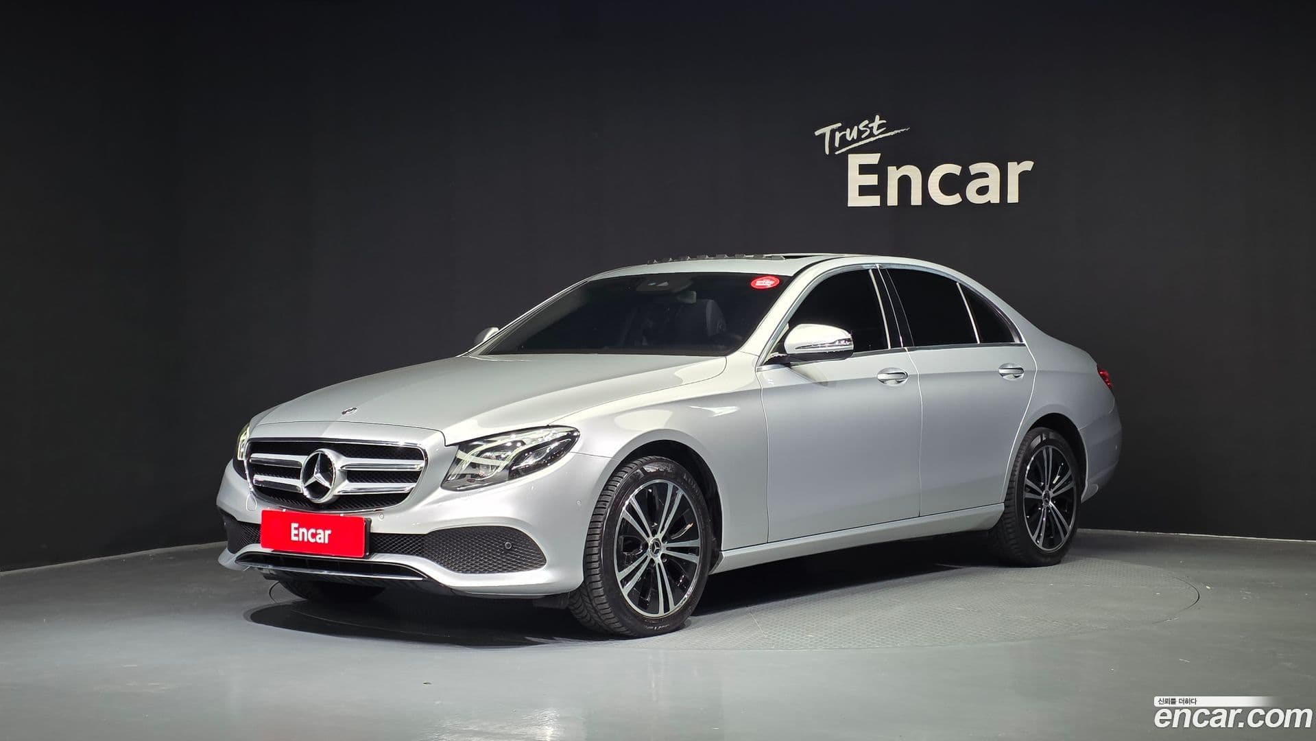 Main__Slider__Photo:E-Class Mercedes-Benz 2020.8-0