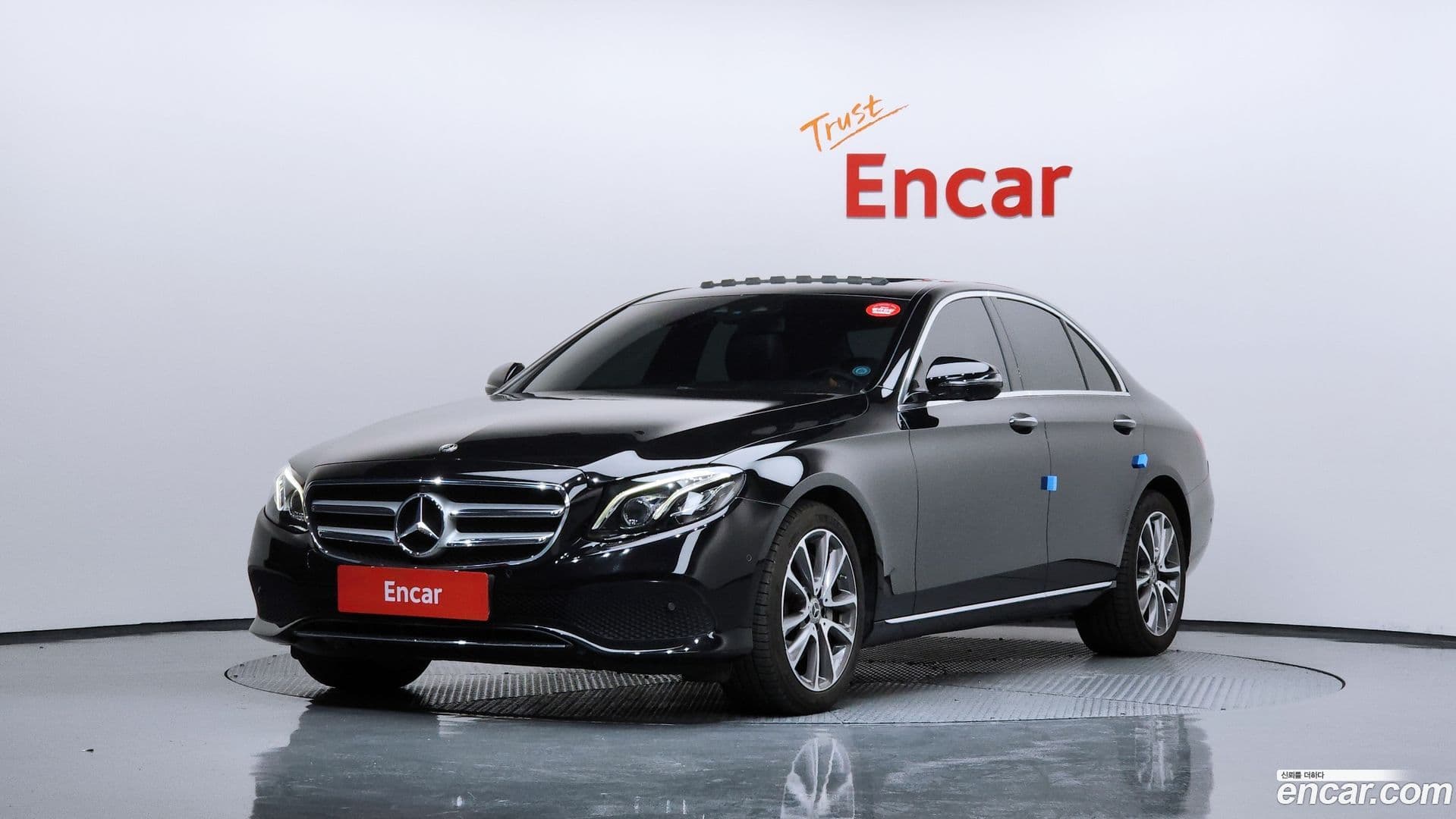 Main__Slider__Photo:E-Class Mercedes-Benz 2018.11-0