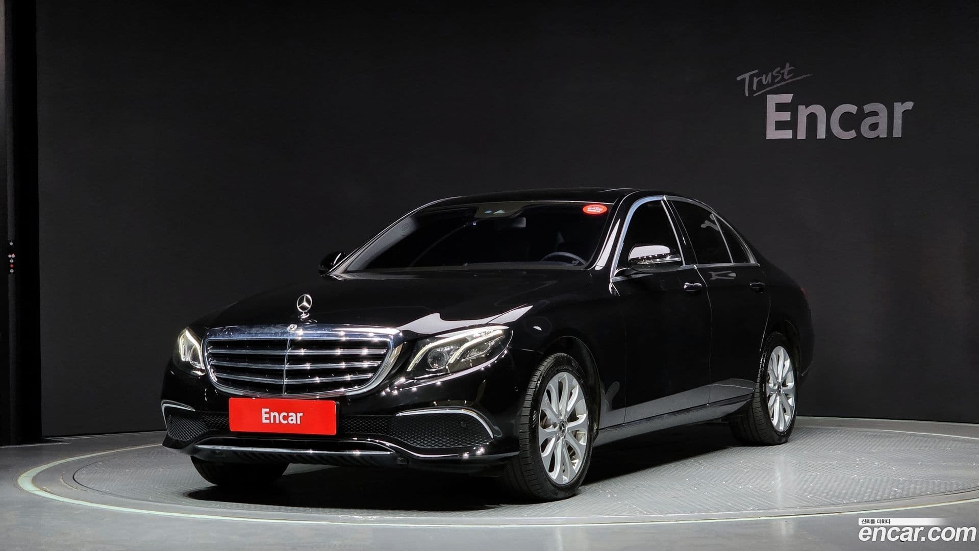 Main__Slider__Photo:E-Class Mercedes-Benz 2019.5-0