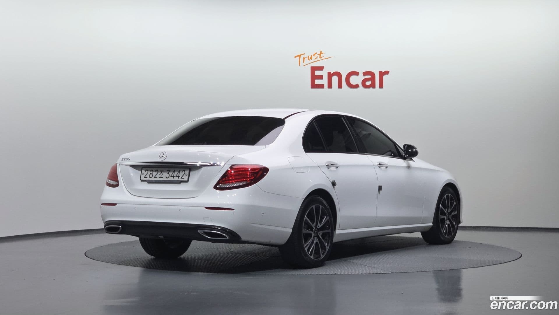 Main__Slider__Photo:E-Class Mercedes-Benz 2020.6-0