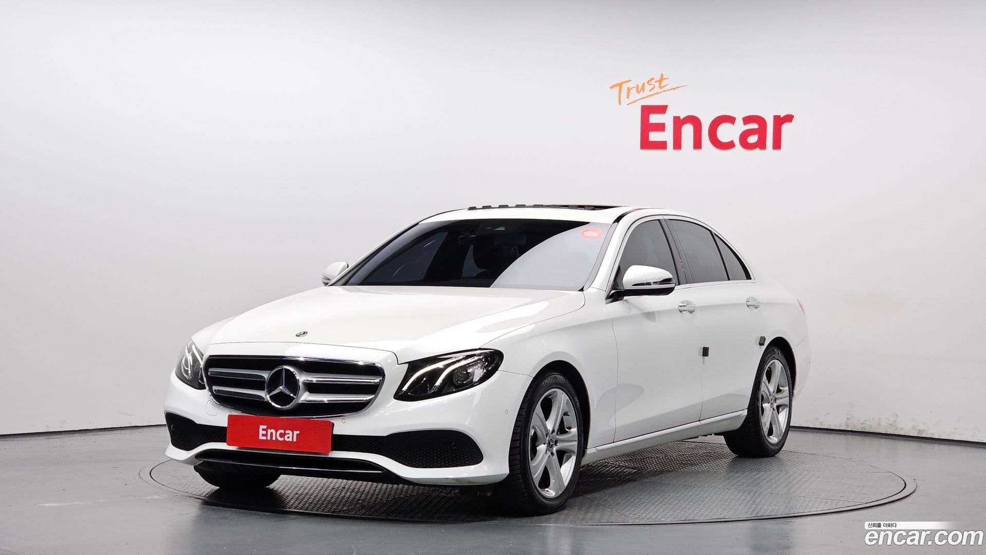 Main__Slider__Photo:E-Class Mercedes-Benz 2018.4-0