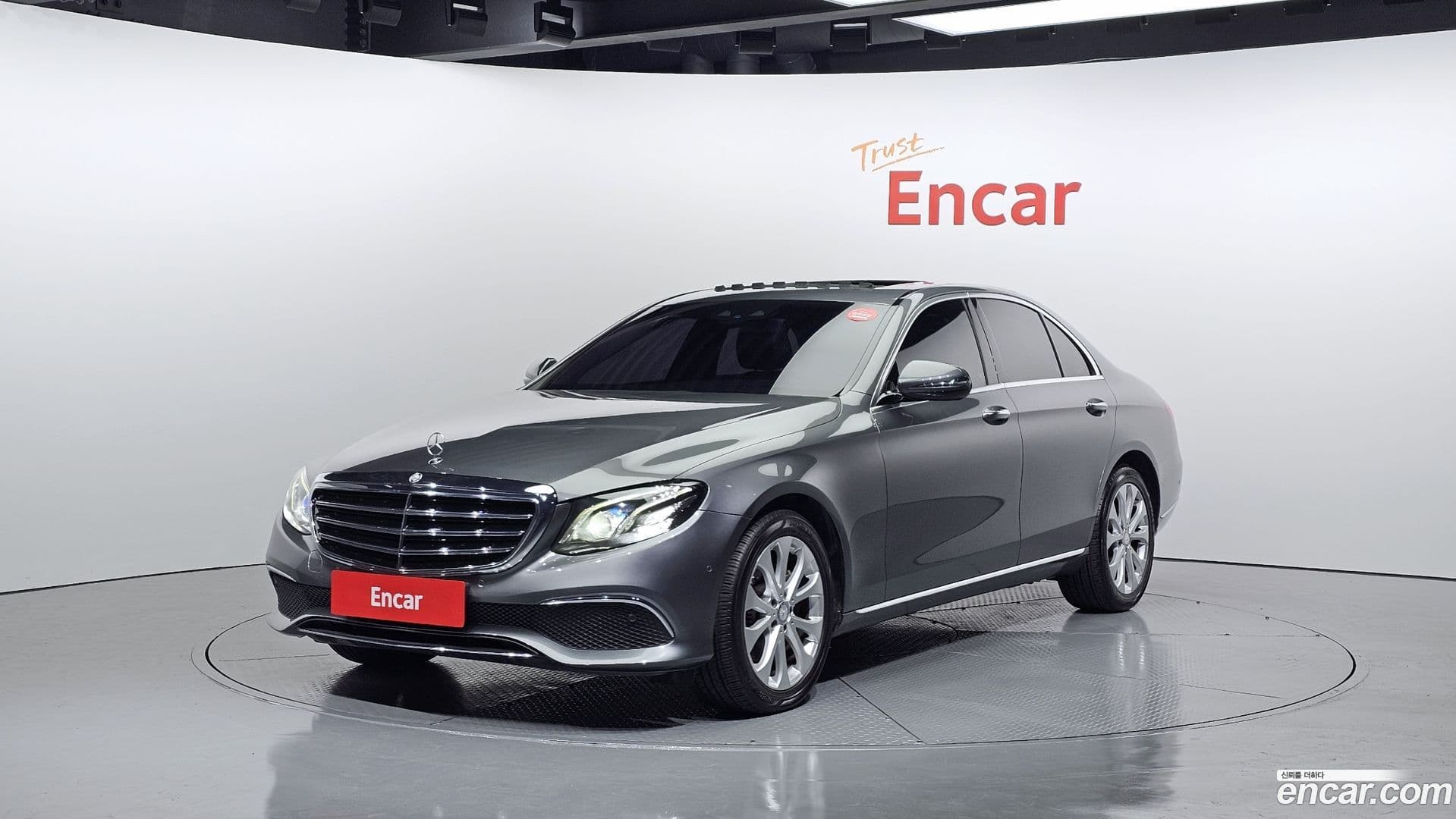 Main__Slider__Photo:E-Class Mercedes-Benz 2016.10-0