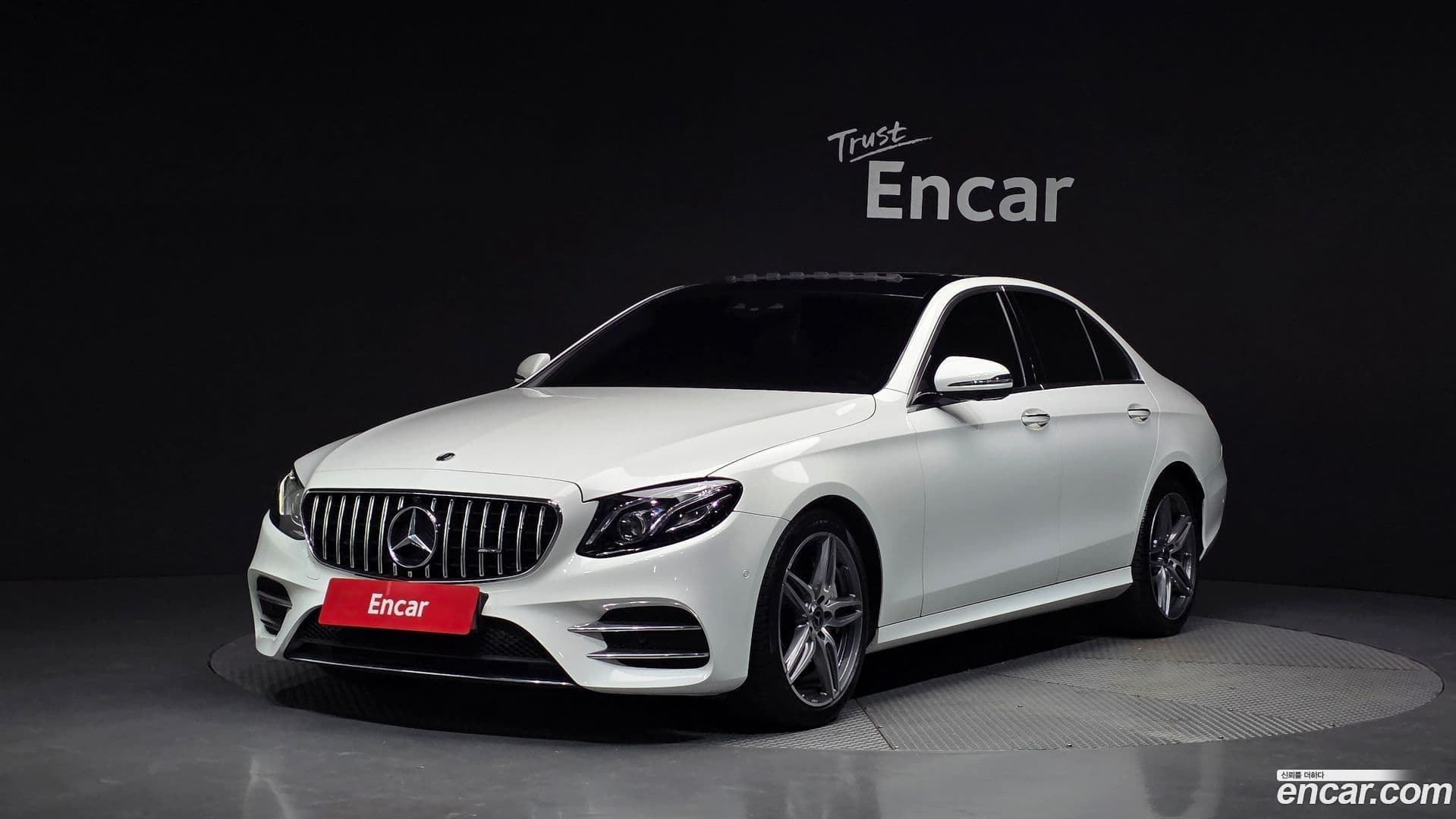 Main__Slider__Photo:E-Class Mercedes-Benz 2019.3-0