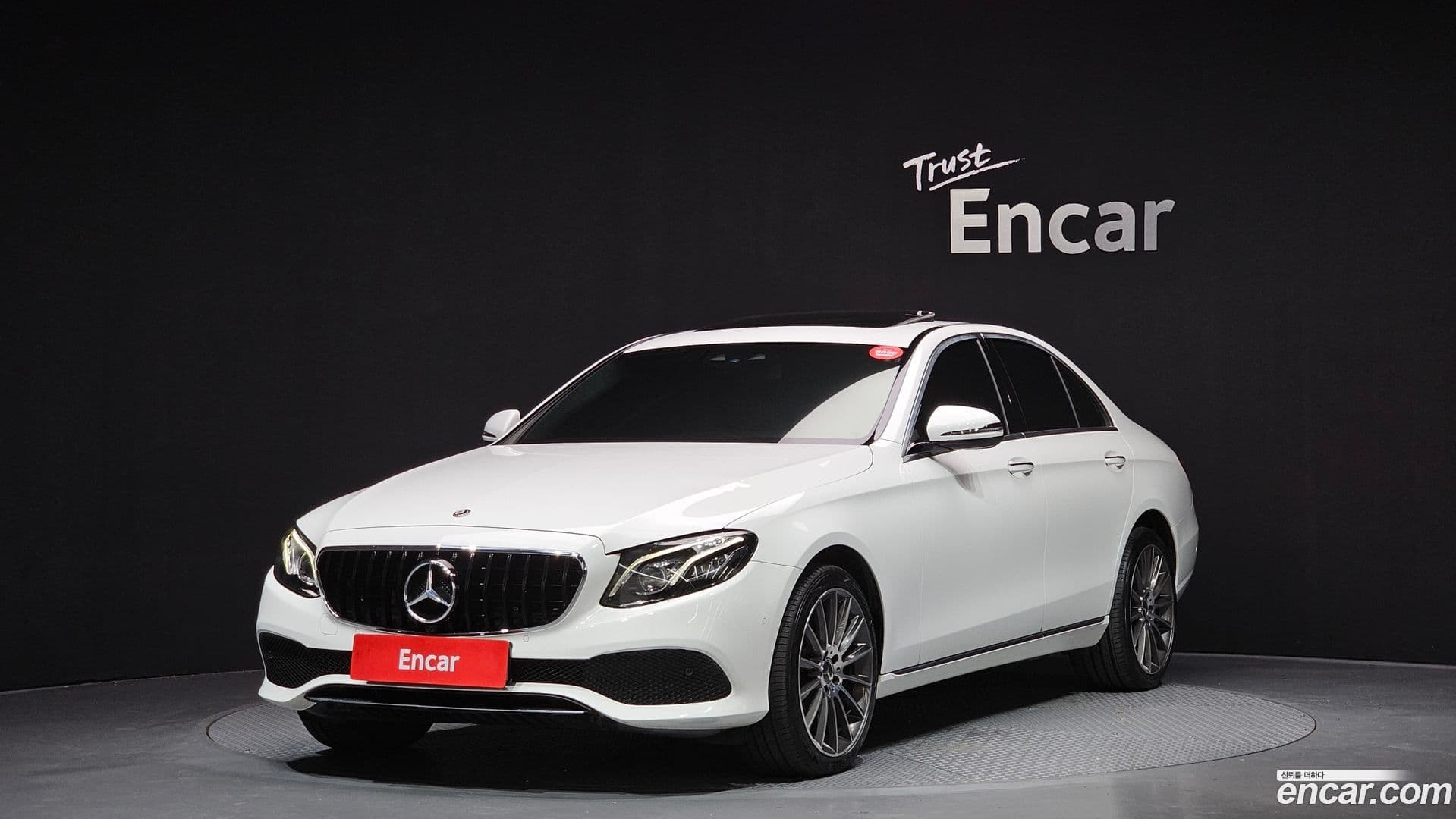 Main__Slider__Photo:E-Class Mercedes-Benz 2018.1-0