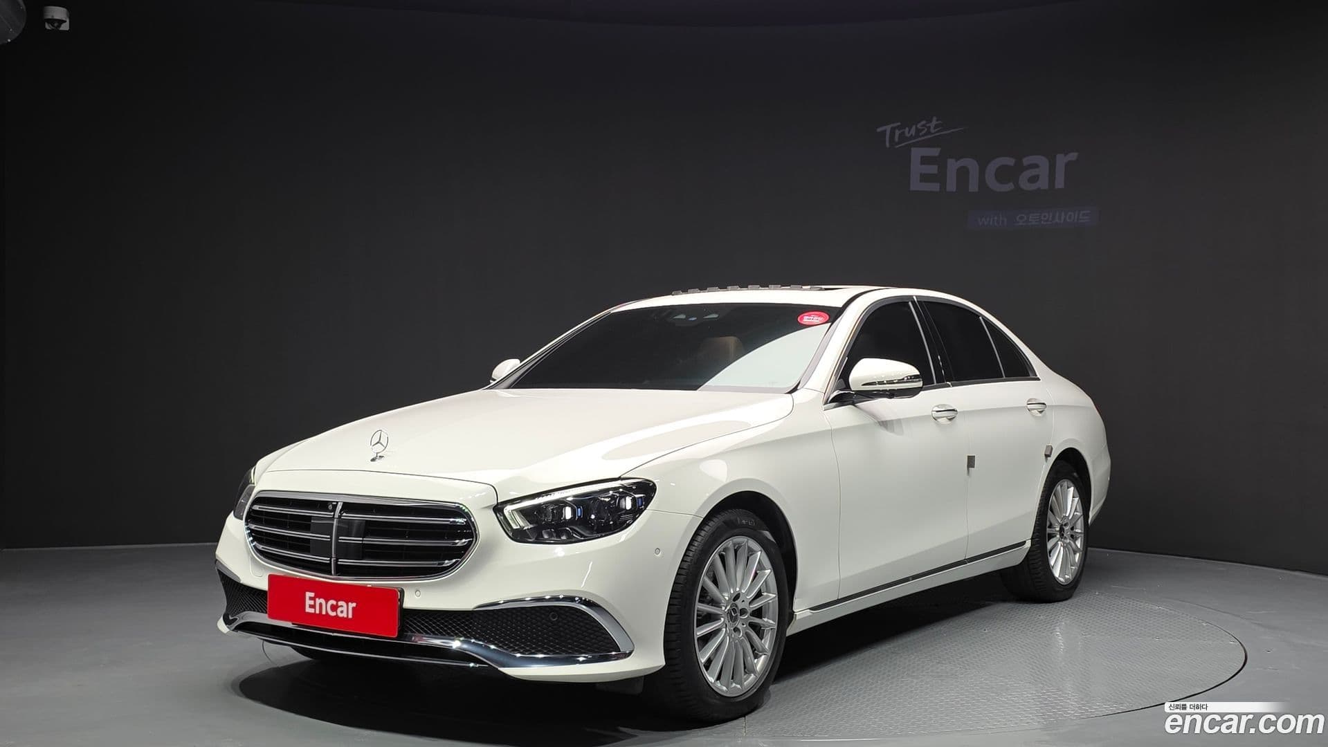 Main__Slider__Photo:E-Class Mercedes-Benz 2022.8-0