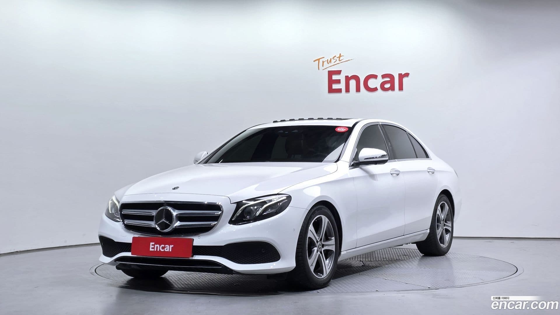 Main__Slider__Photo:E-Class Mercedes-Benz 2020.5-0