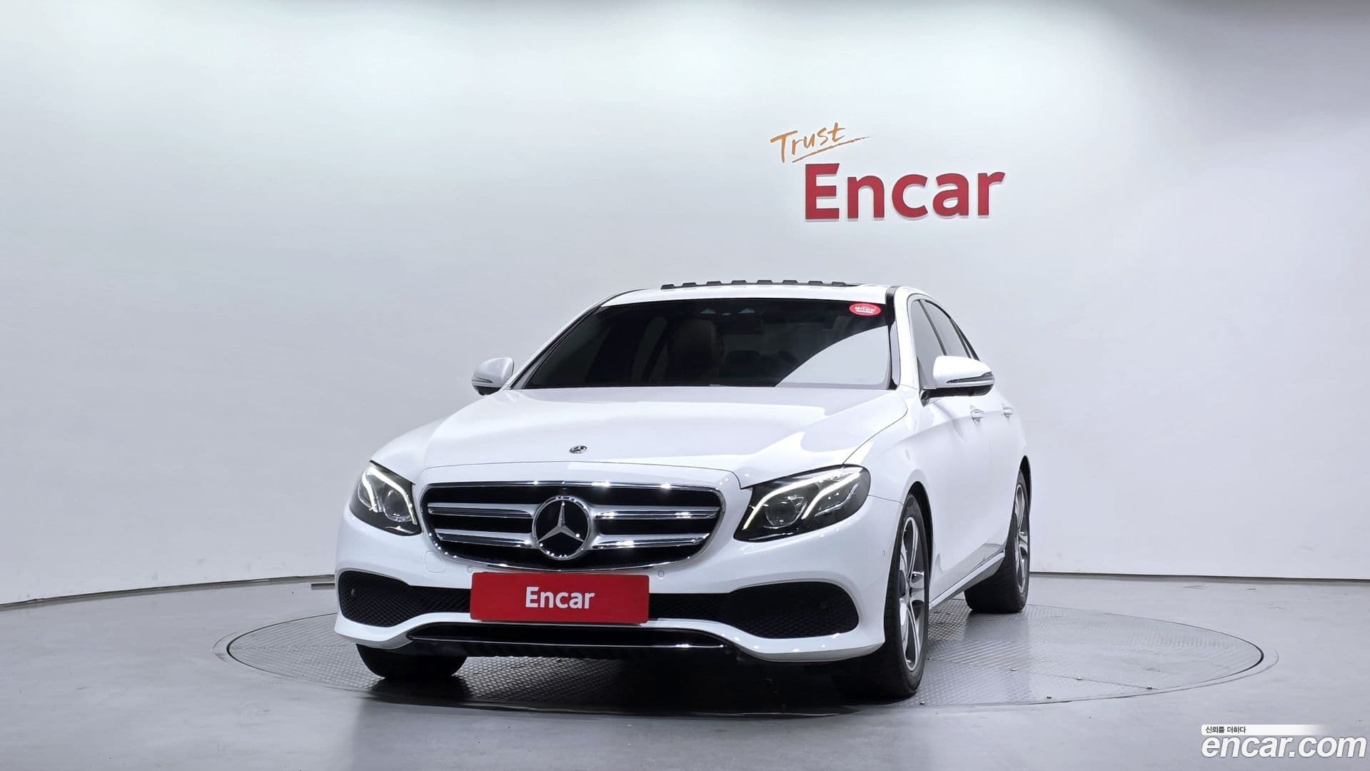 Main__Slider__Photo:E-Class Mercedes-Benz 2020.5-2