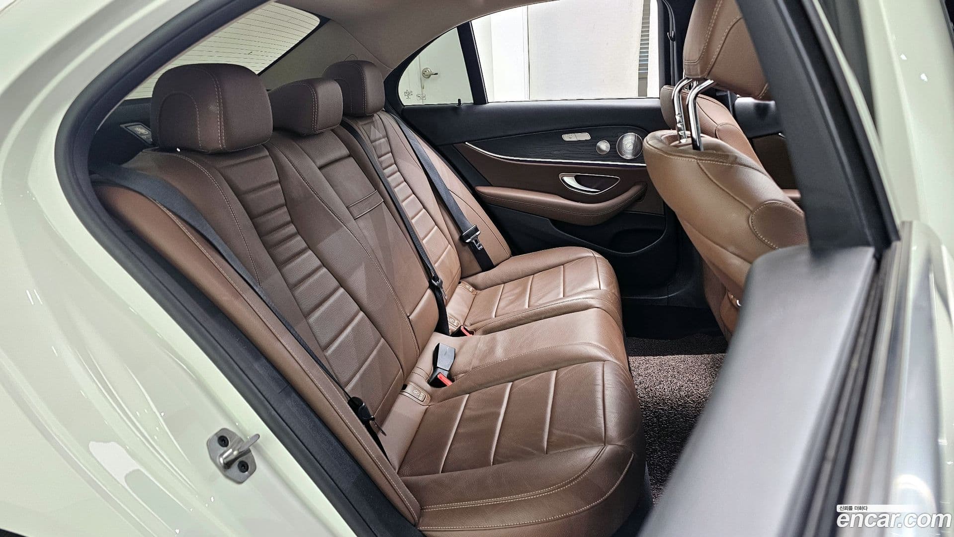 Main__Slider__Photo:E-Class Mercedes-Benz 2020.5-11