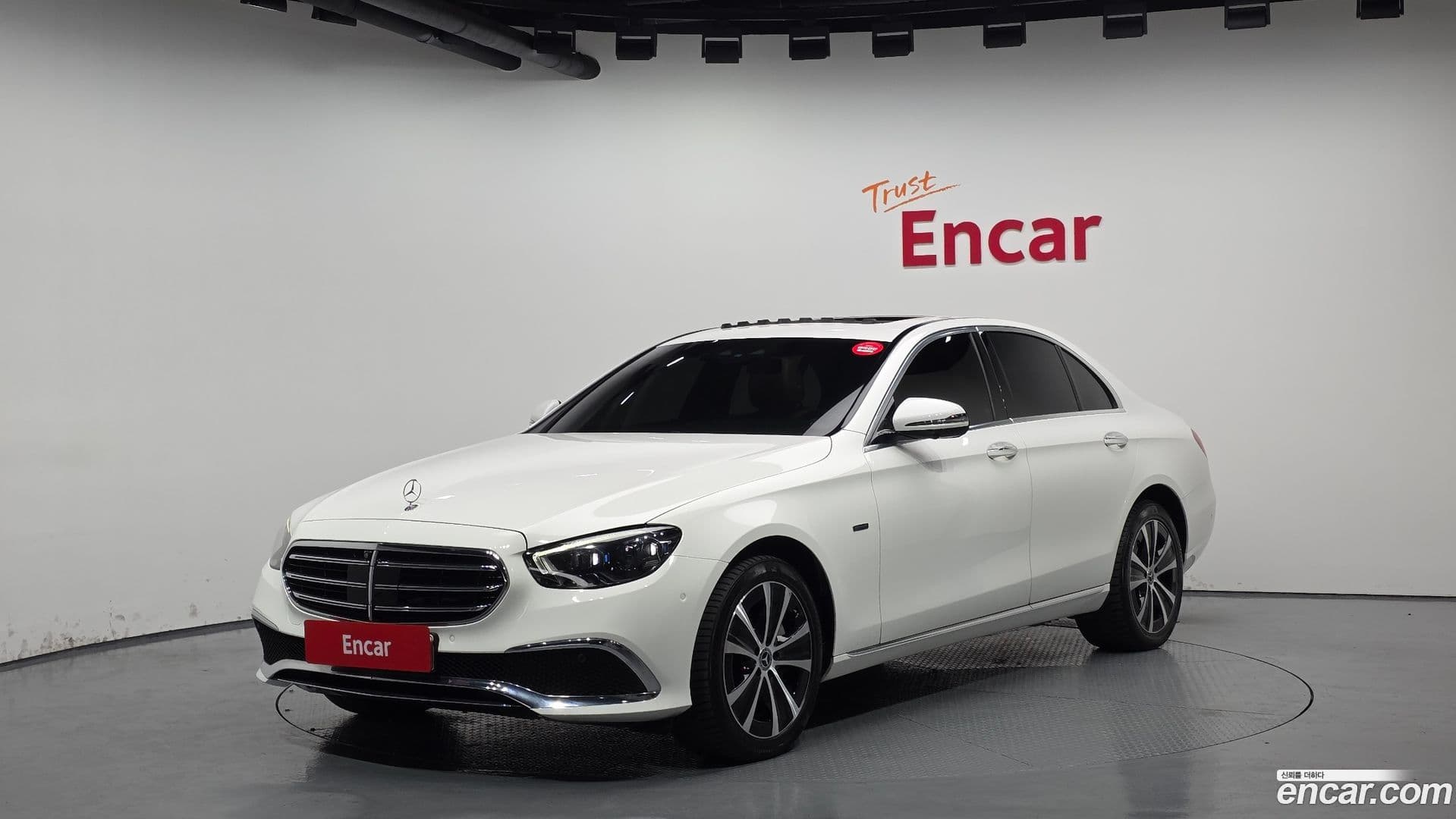 Main__Slider__Photo:E-Class Mercedes-Benz 2021.1-0