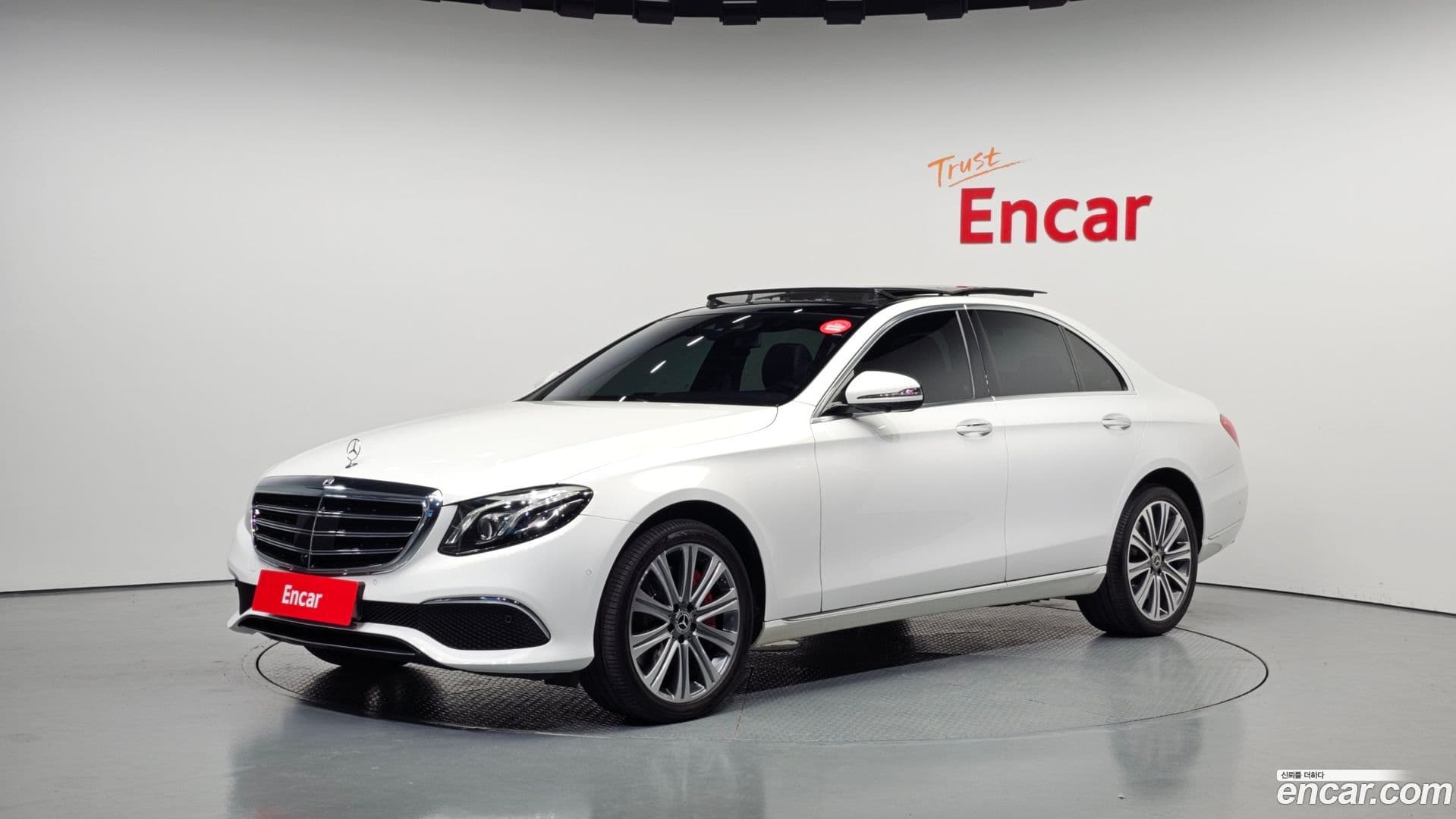 Main__Slider__Photo:E-Class Mercedes-Benz 2019.8-0