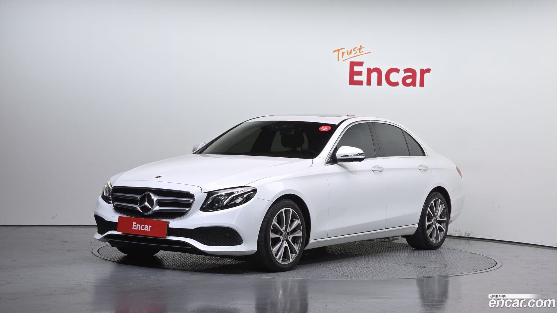 Main__Slider__Photo:E-Class Mercedes-Benz 2019.5-0