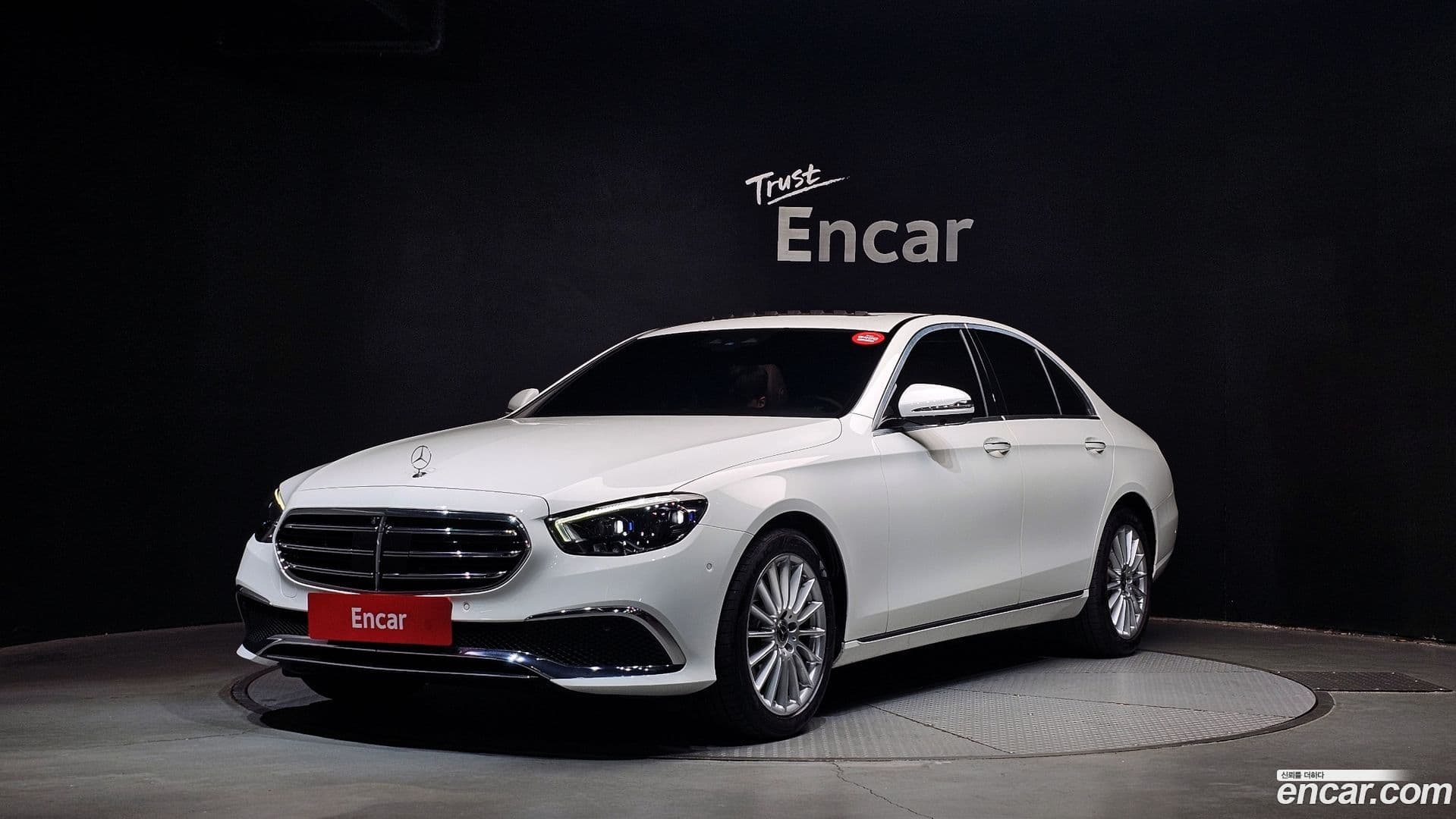 Main__Slider__Photo:E-Class Mercedes-Benz 2021.4-0