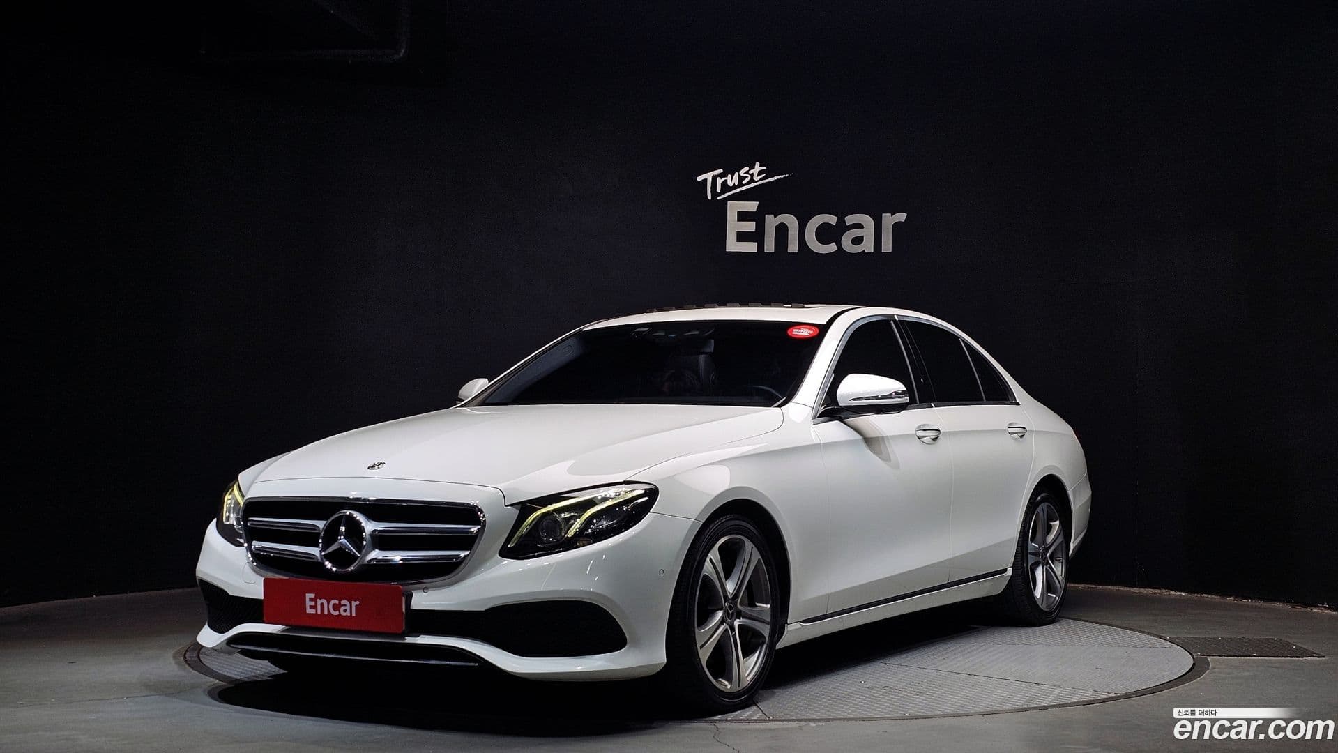 Main__Slider__Photo:E-Class Mercedes-Benz 2018.6-0
