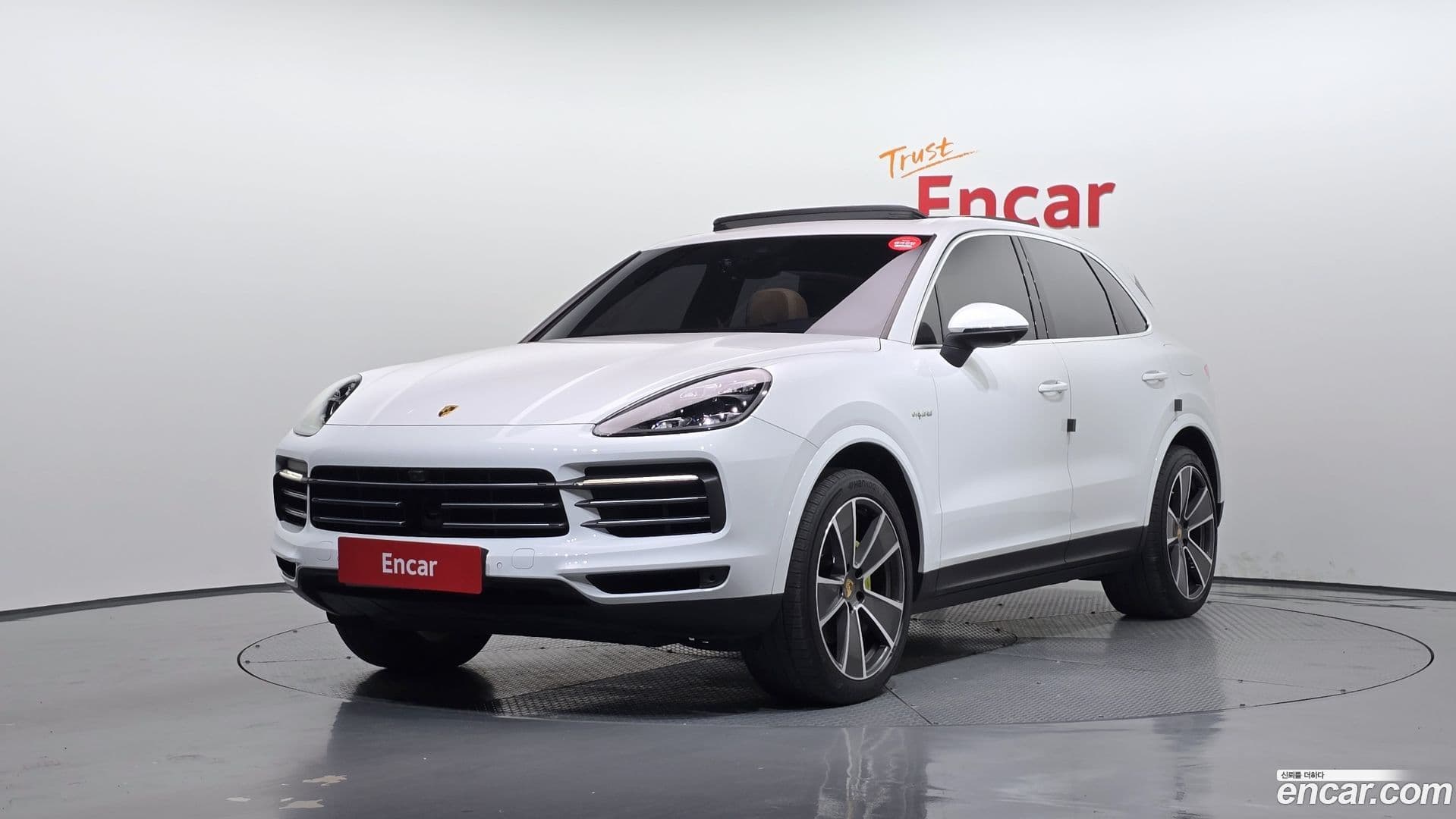 Main__Slider__Photo:Cayenne Porsche 2020.9-0