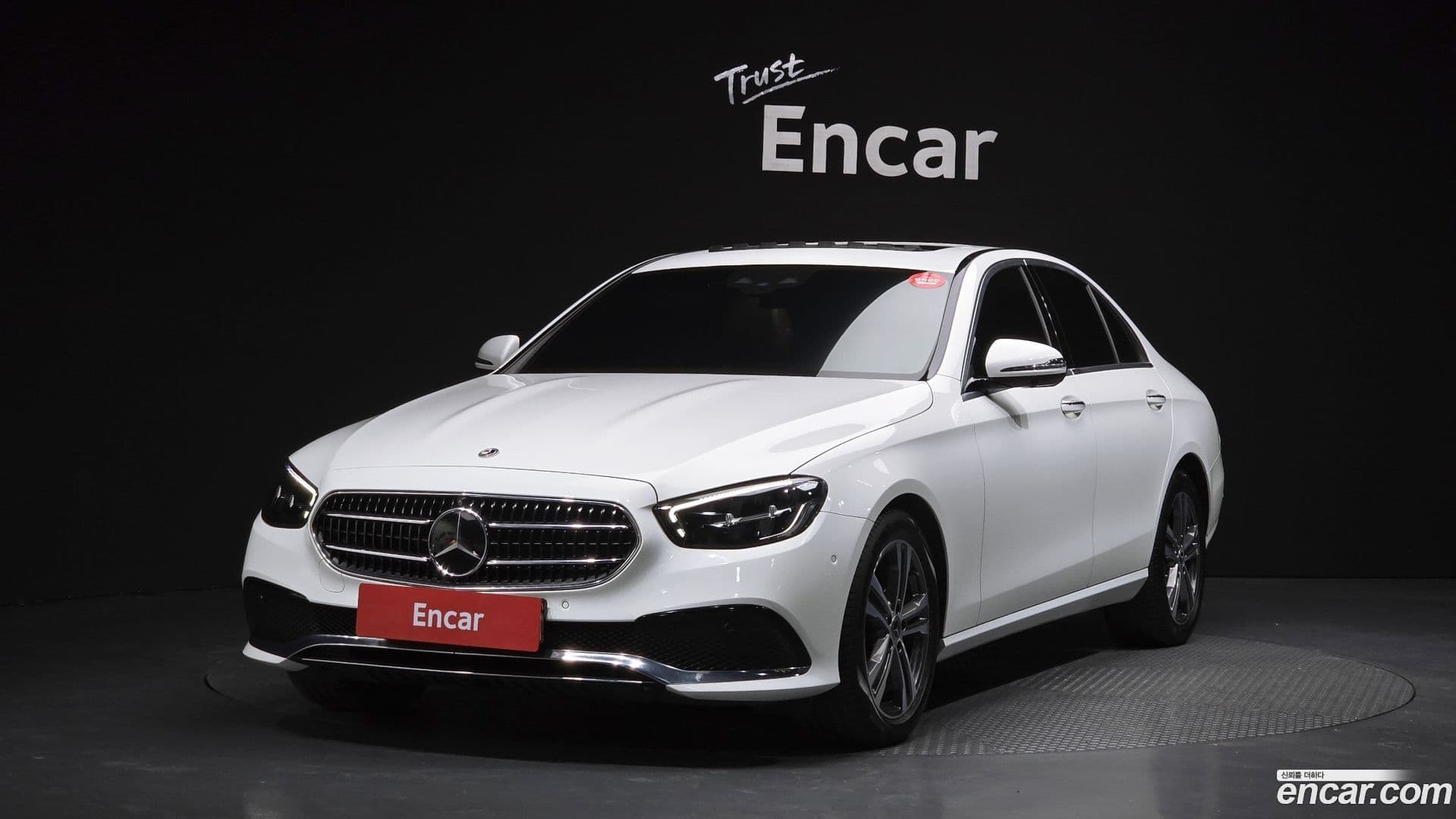 Main__Slider__Photo:E-Class Mercedes-Benz 2023.11-0