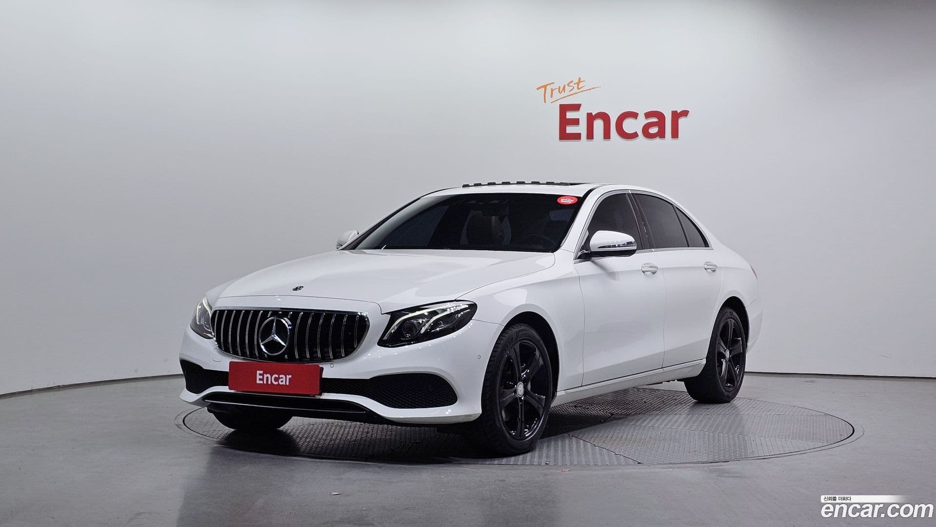 Main__Slider__Photo:E-Class Mercedes-Benz 2018.5-0