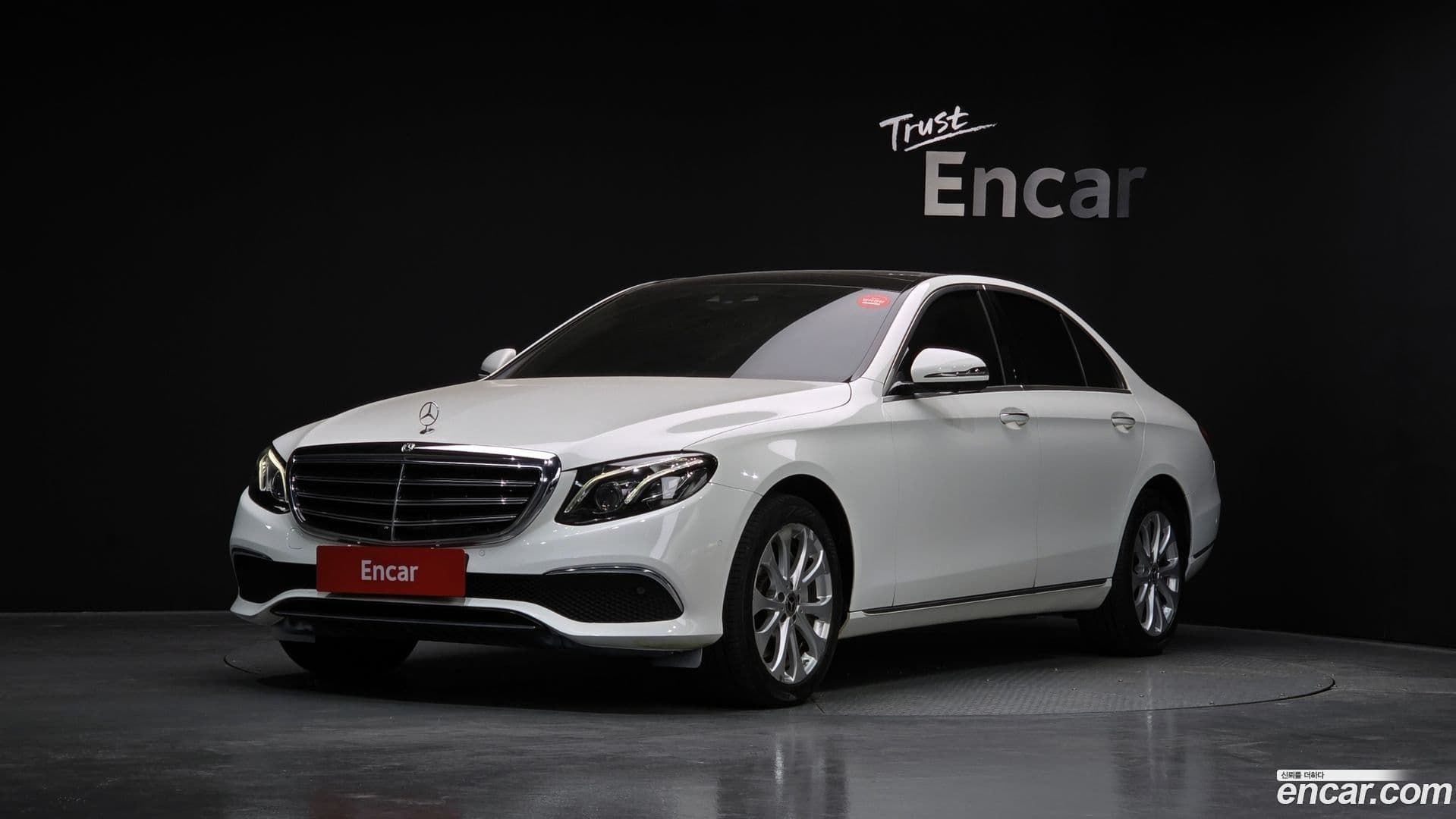 Main__Slider__Photo:E-Class Mercedes-Benz 2019.2-0