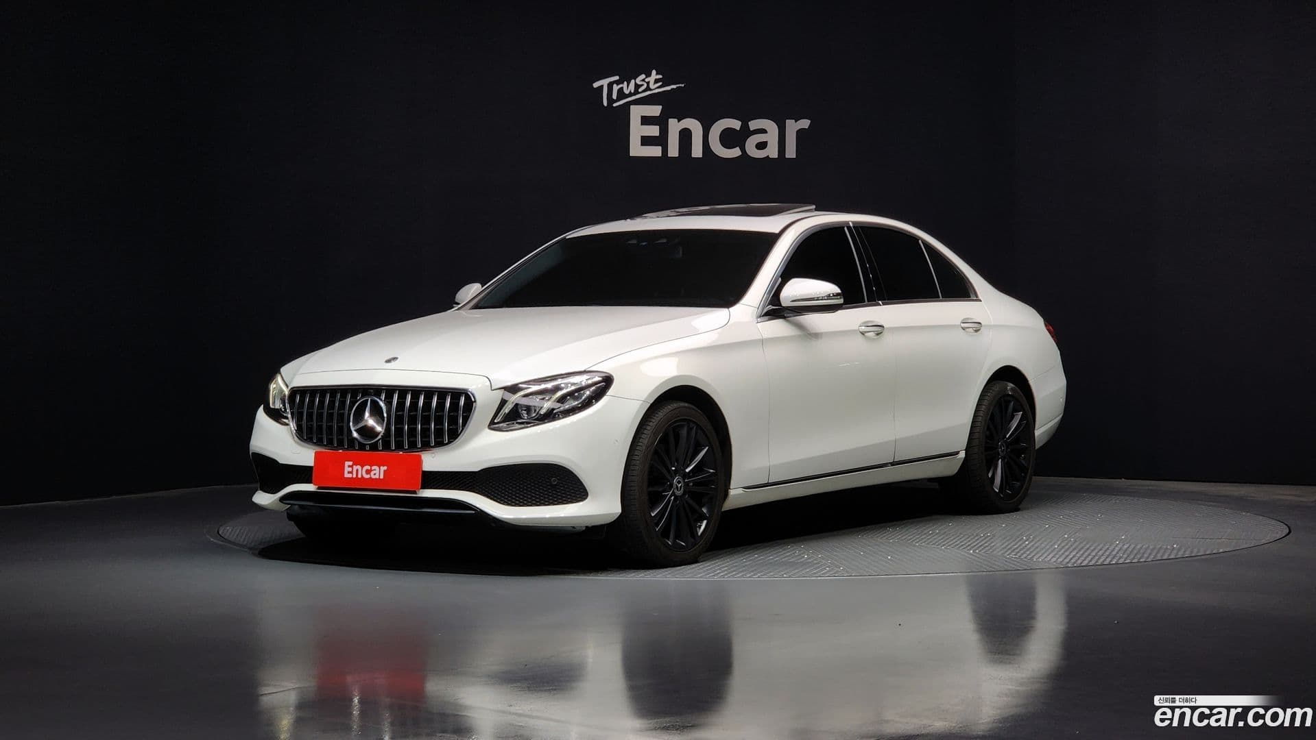 Main__Slider__Photo:E-Class Mercedes-Benz 2018.3-0