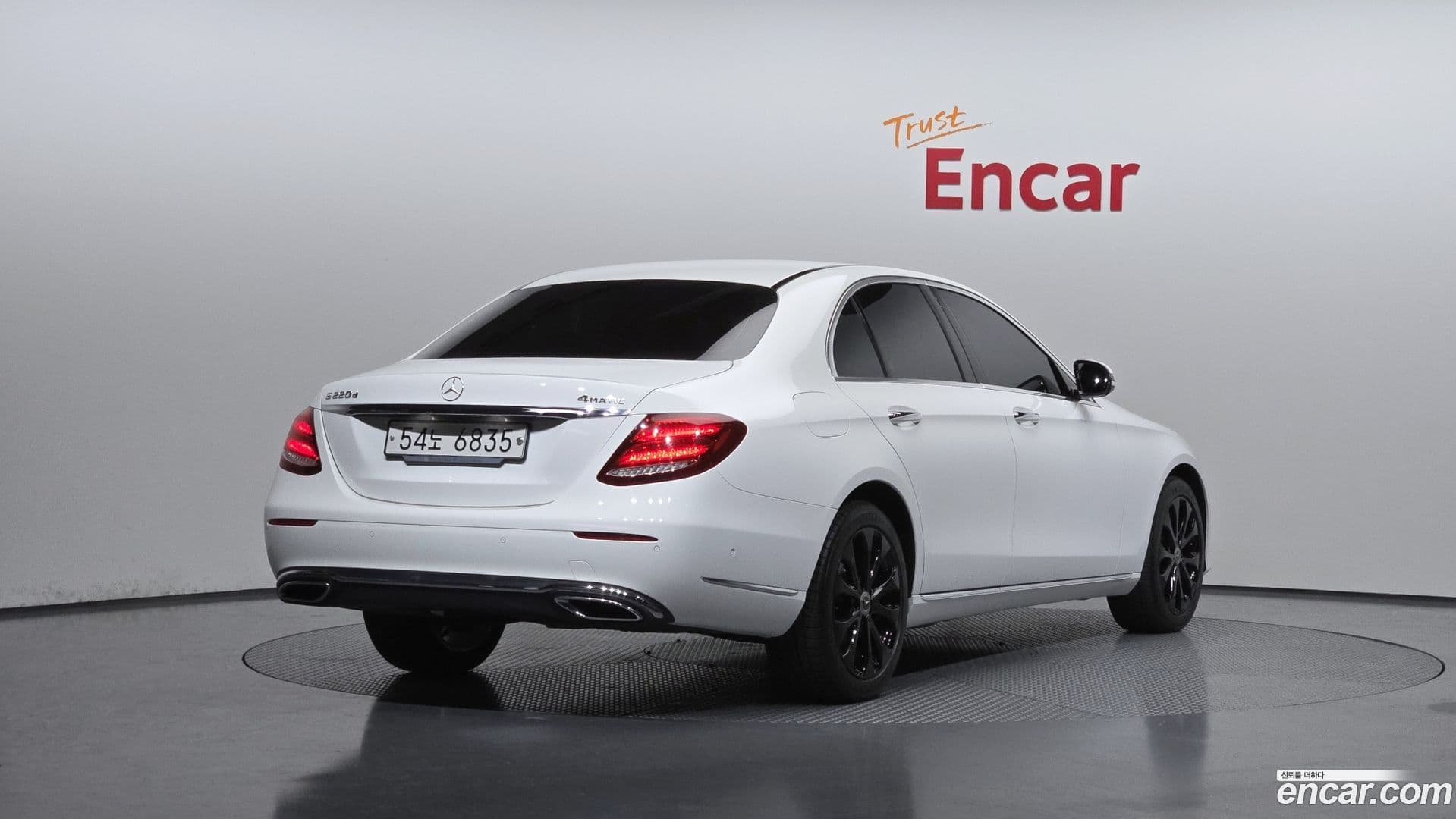 Main__Slider__Photo:E-Class Mercedes-Benz 2019.4-0