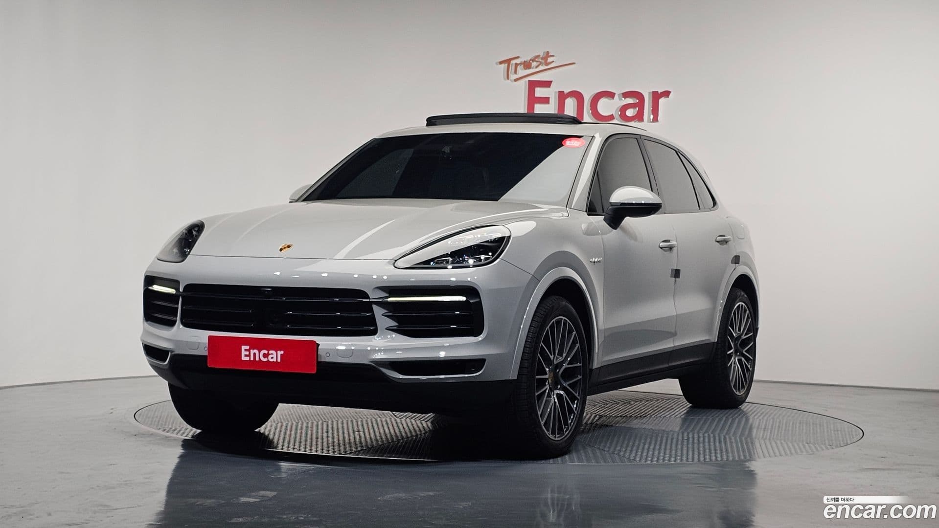 Main__Slider__Photo:Cayenne Porsche 2021.3-0