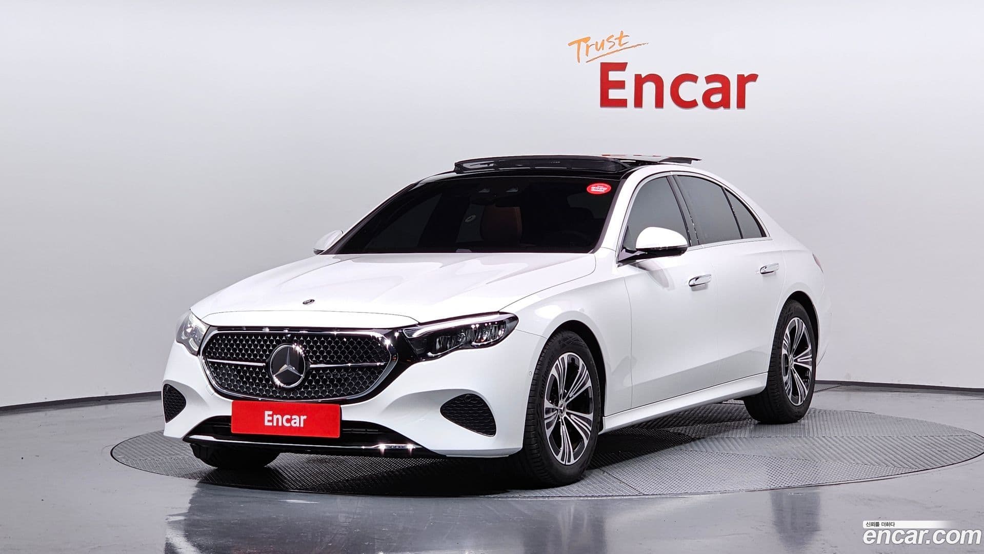 Main__Slider__Photo:E-Class Mercedes-Benz 2025.8-0