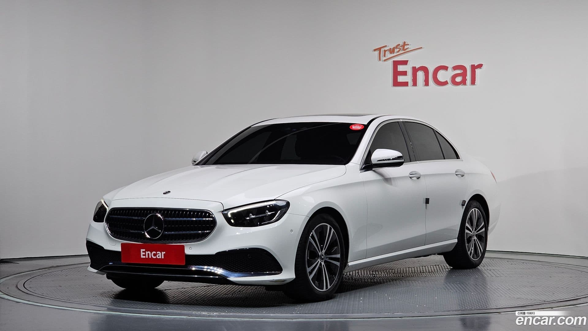 Main__Slider__Photo:E-Class Mercedes-Benz 2021.6-0
