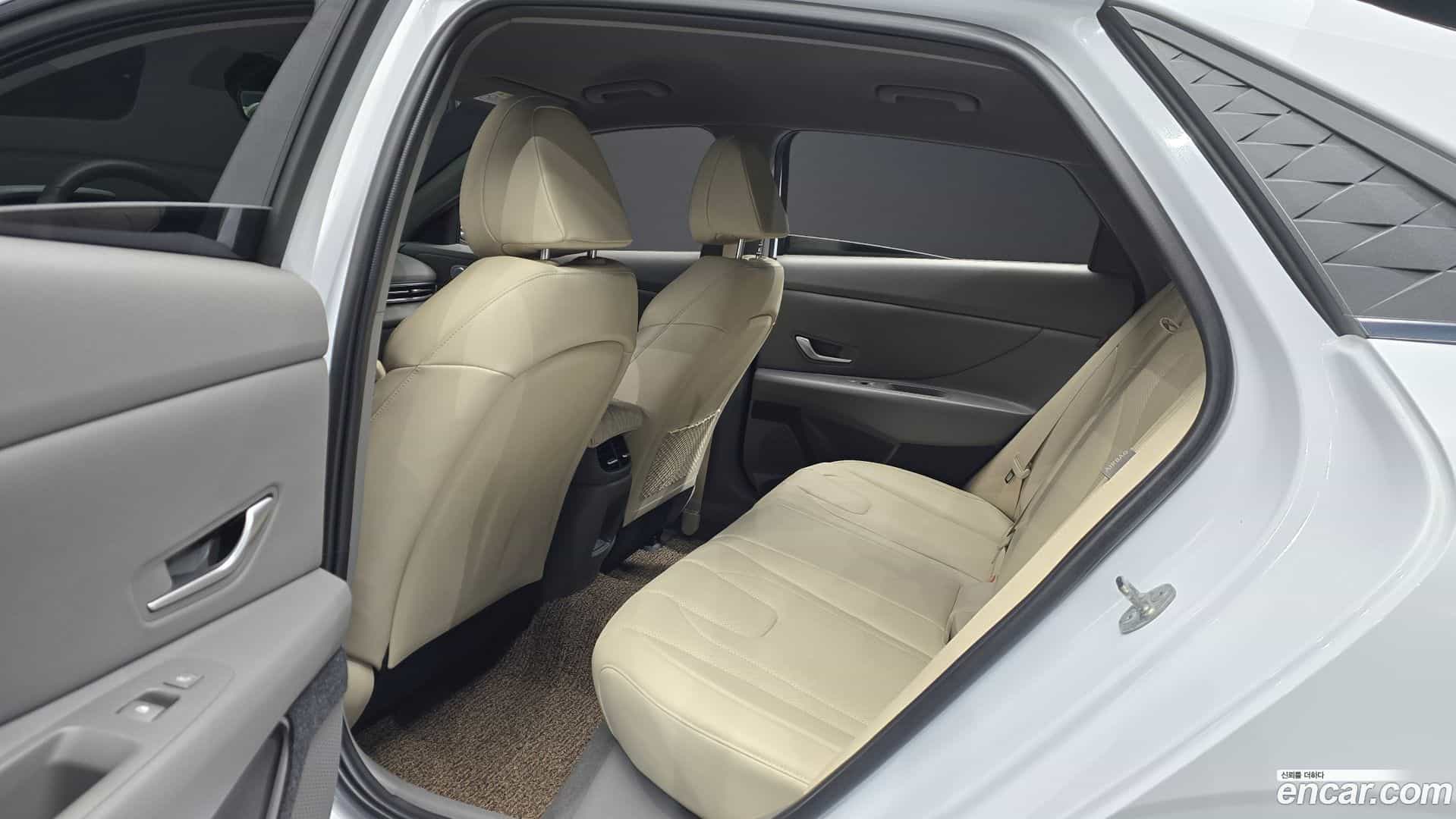AVANTE Hyundai 2023.10-OPTION-016