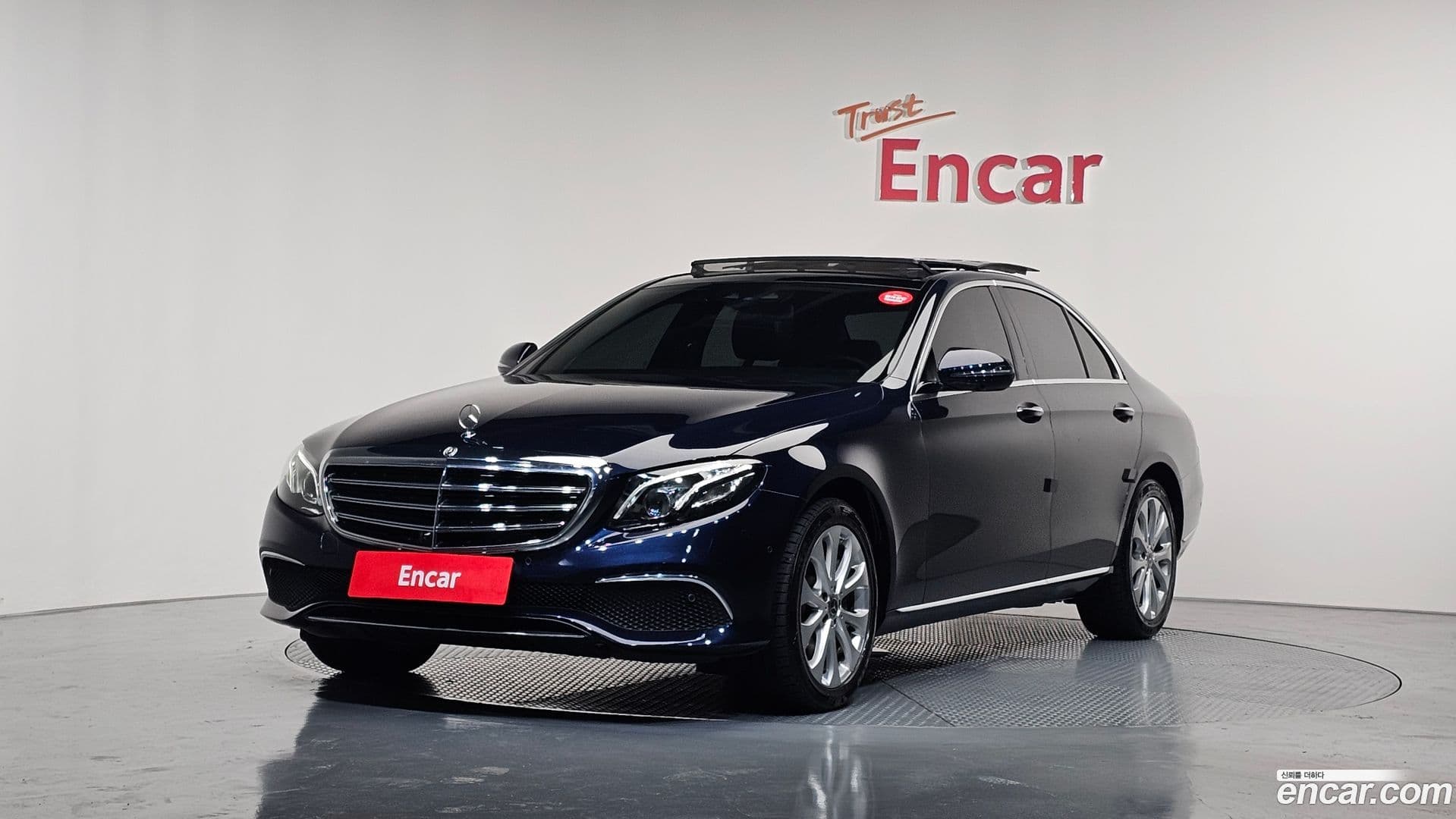 Main__Slider__Photo:E-Class Mercedes-Benz 2019.5-0