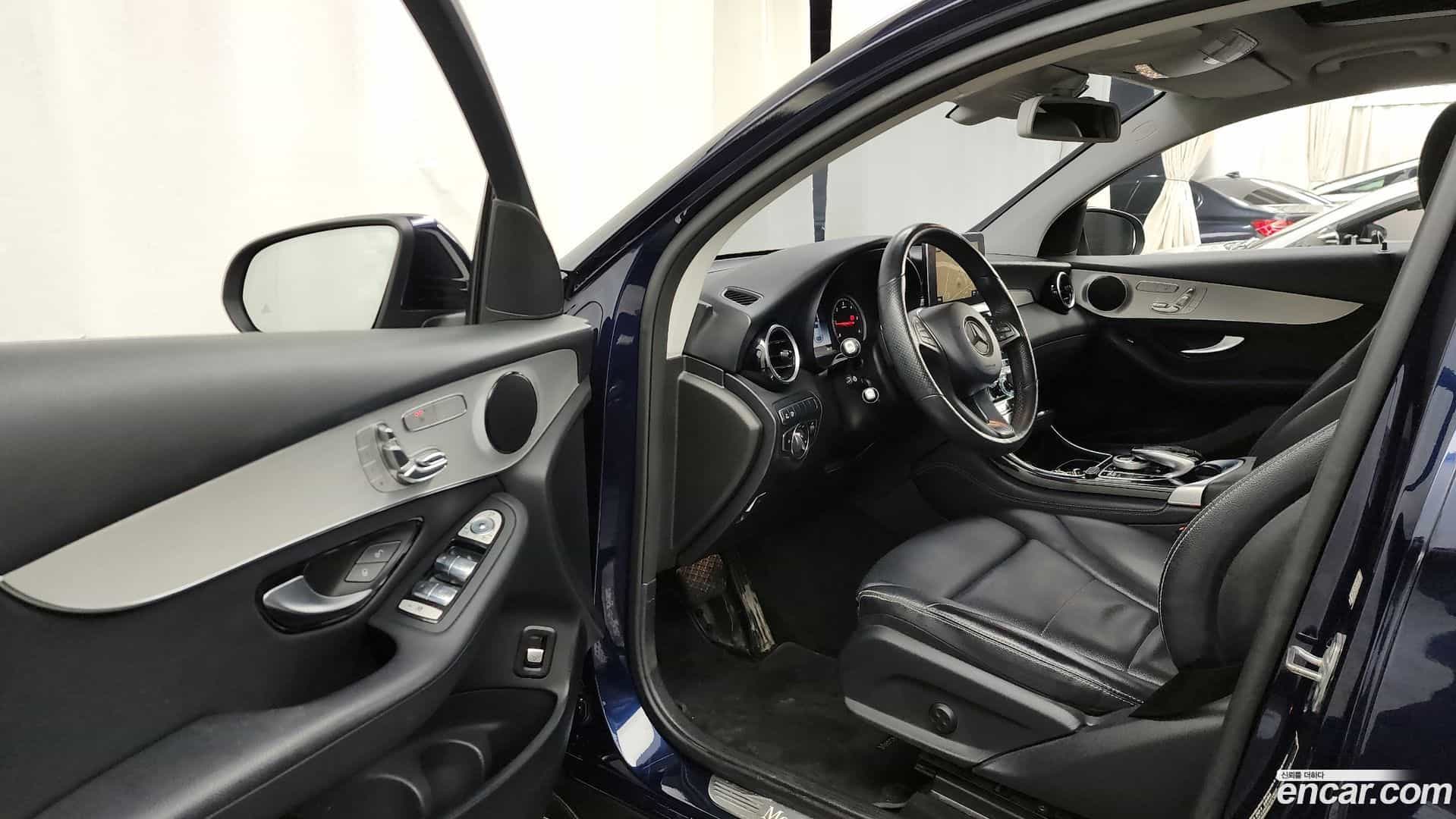 GLC-Class Mercedes-Benz 2018.3-INNER-010