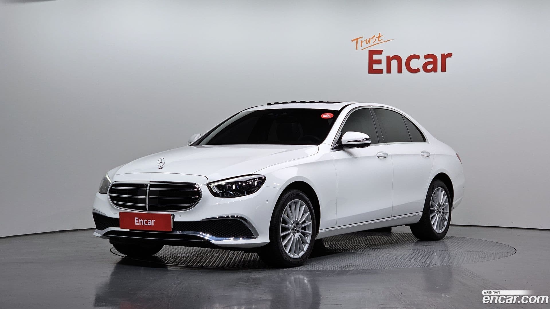 Main__Slider__Photo:E-Class Mercedes-Benz 2022.0-0