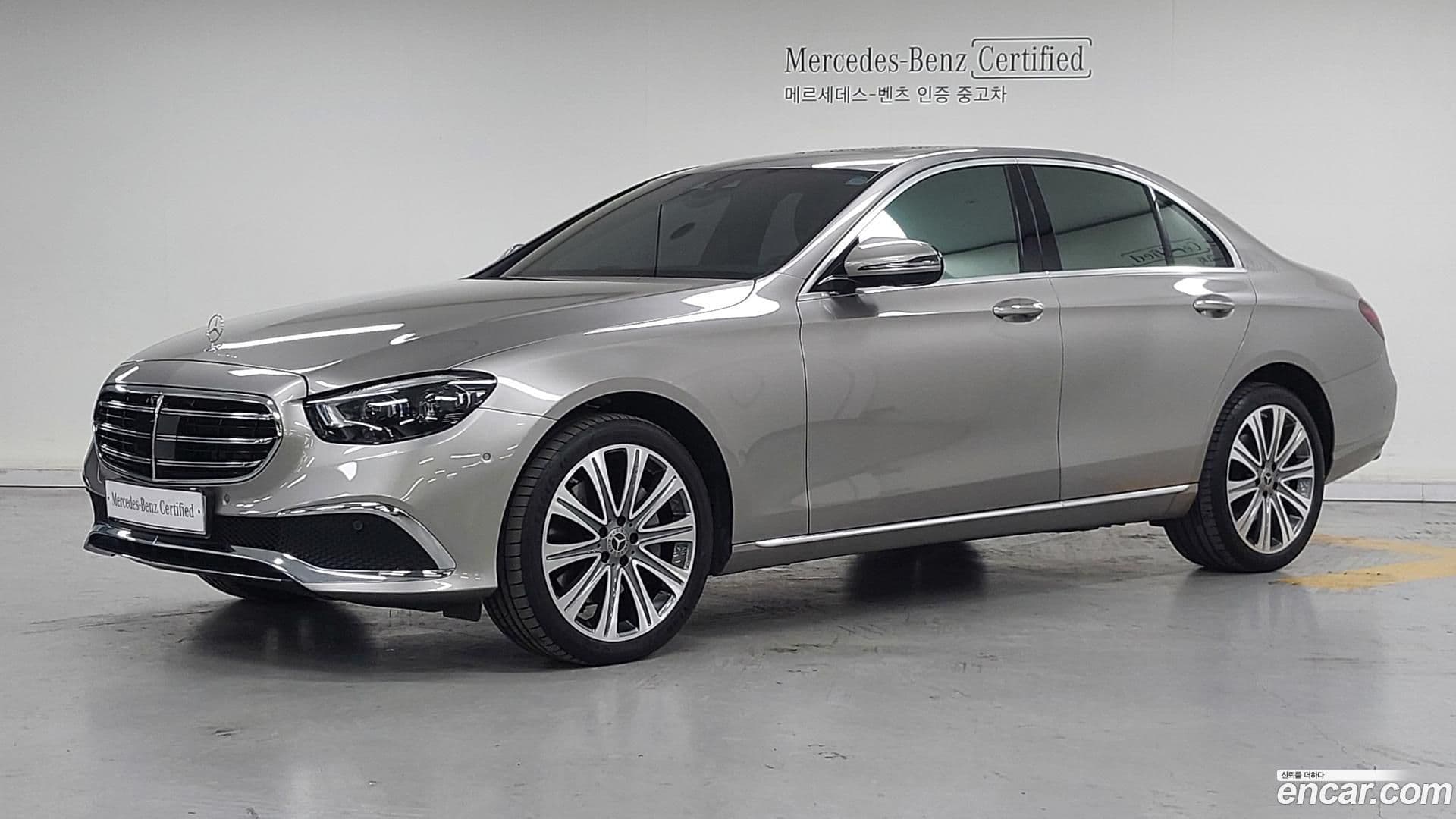 Main__Slider__Photo:E-Class Mercedes-Benz 2022.9-0