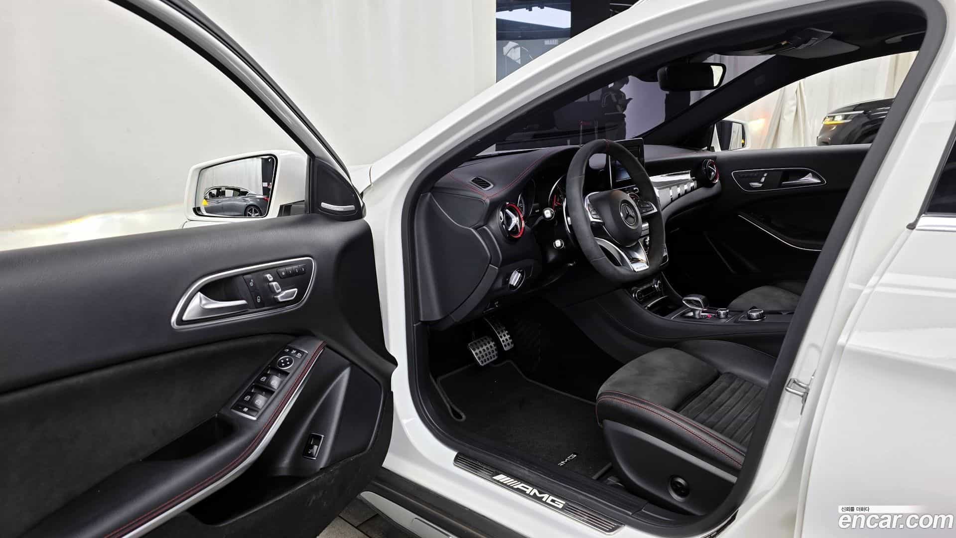 GLA-Class Mercedes-Benz 2019.11-INNER-010