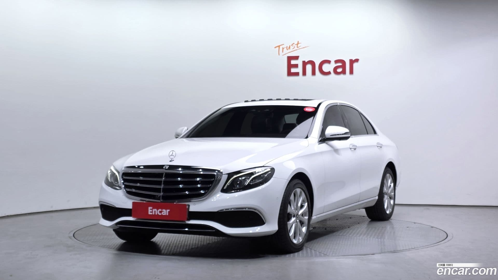 Main__Slider__Photo:E-Class Mercedes-Benz 2018.11-0
