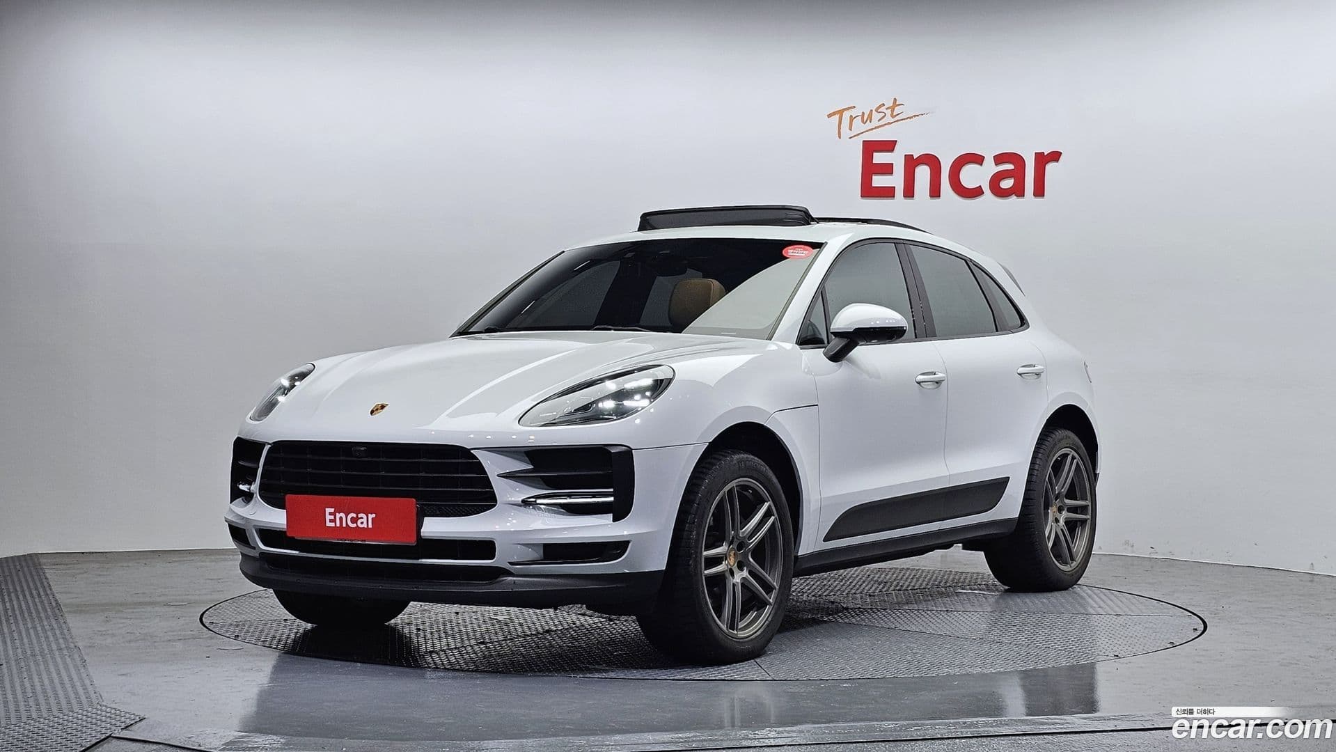Main__Slider__Photo:Macan Porsche 2021.1-0
