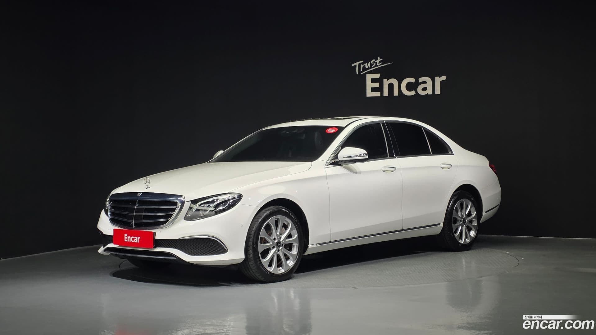Main__Slider__Photo:E-Class Mercedes-Benz 2020.8-0