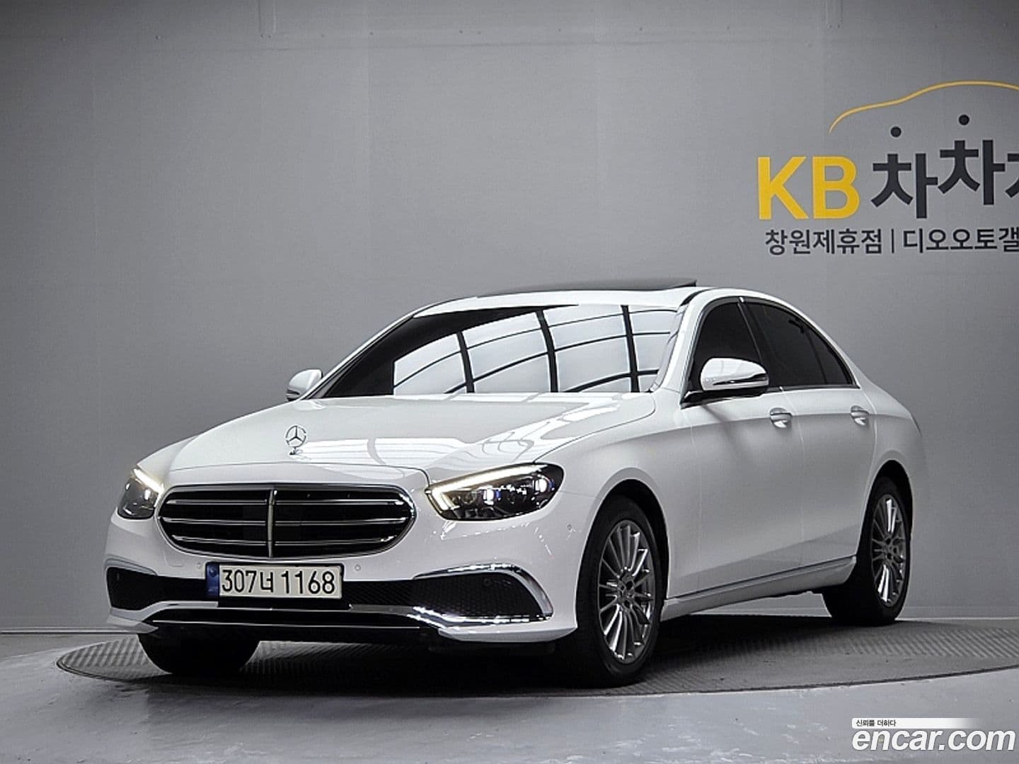 Main__Slider__Photo:E-Class Mercedes-Benz 2020.11-0