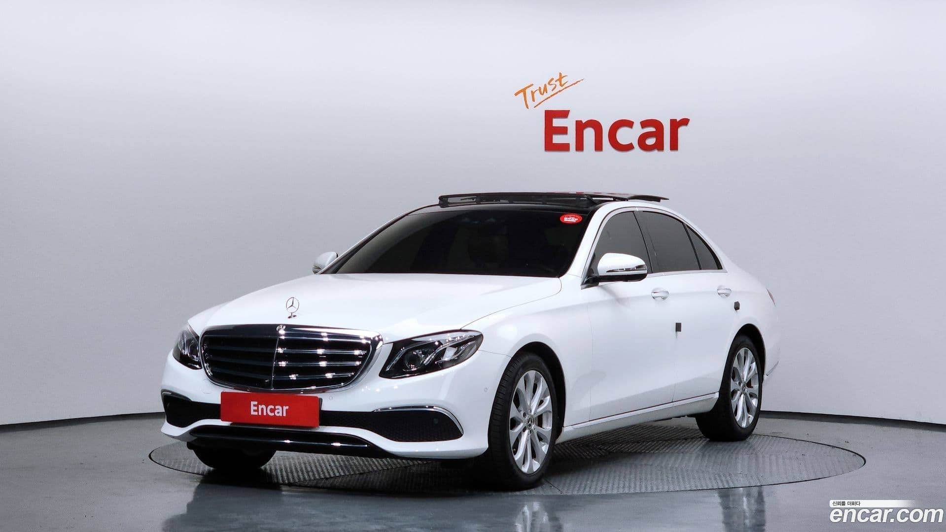 Main__Slider__Photo:E-Class Mercedes-Benz 2017.5-0