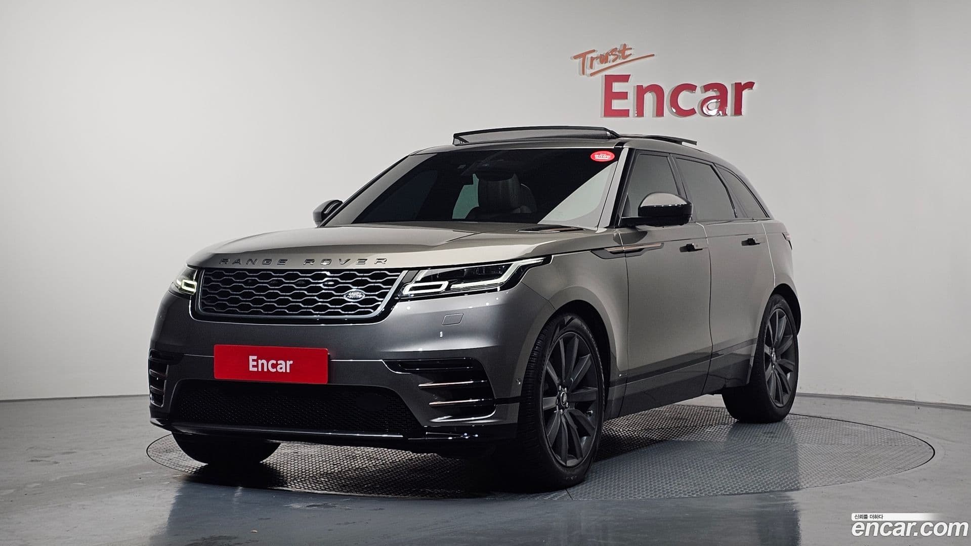 Main__Slider__Photo:Range Rover Velar Land Rover 2018.11-0