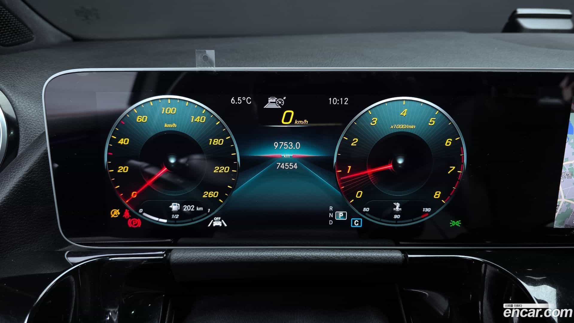 GLA-Class Mercedes-Benz 2020.10-INNER-008
