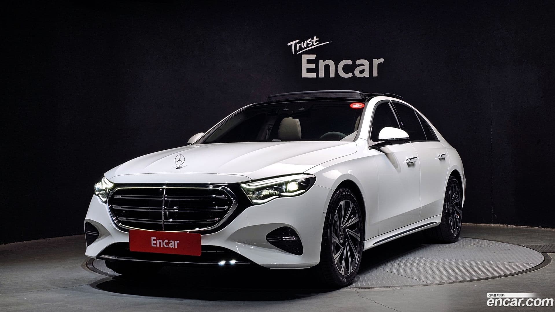 Main__Slider__Photo:E-Class Mercedes-Benz 2025.10-0