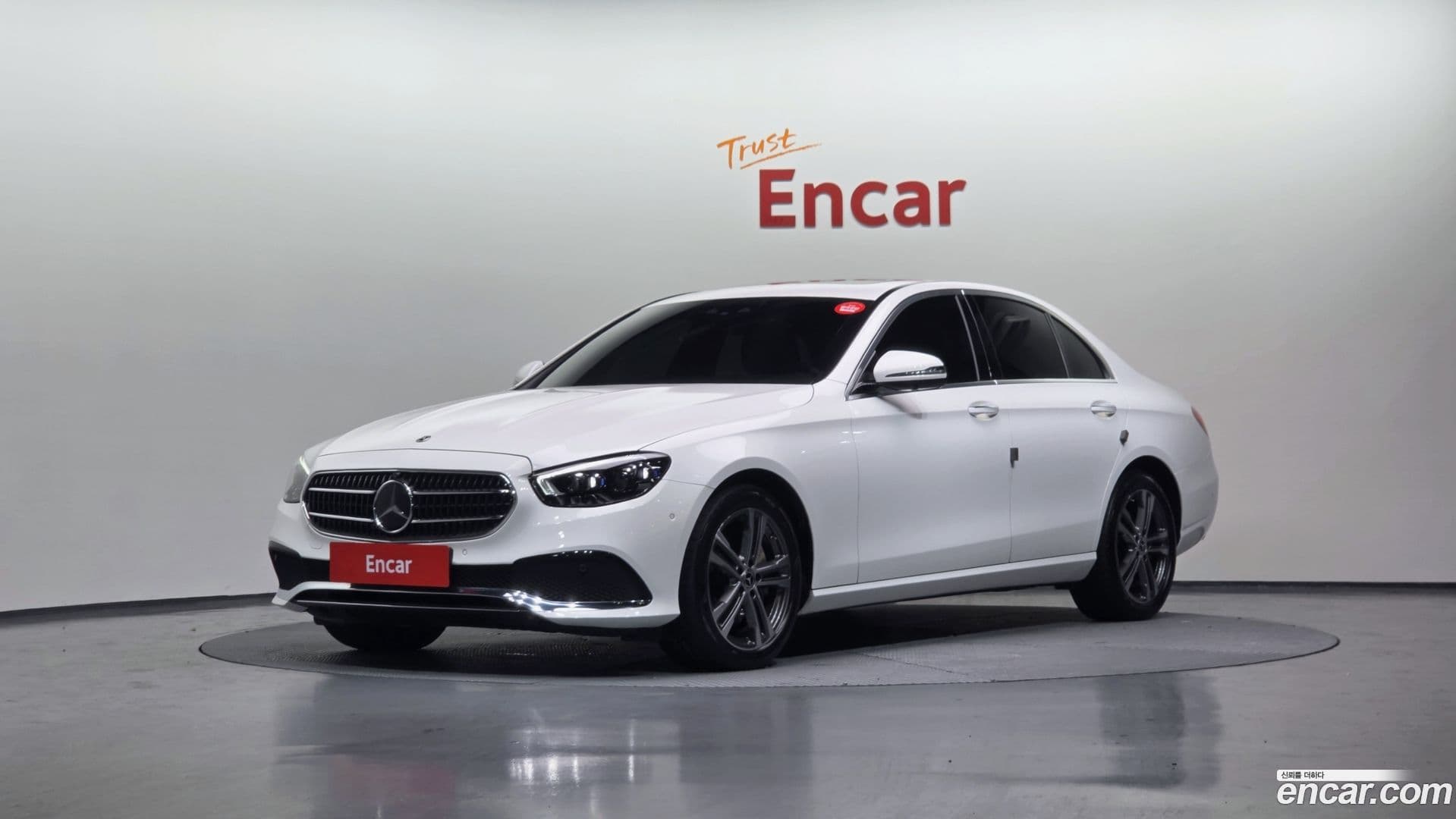 Main__Slider__Photo:E-Class Mercedes-Benz 2022.3-0