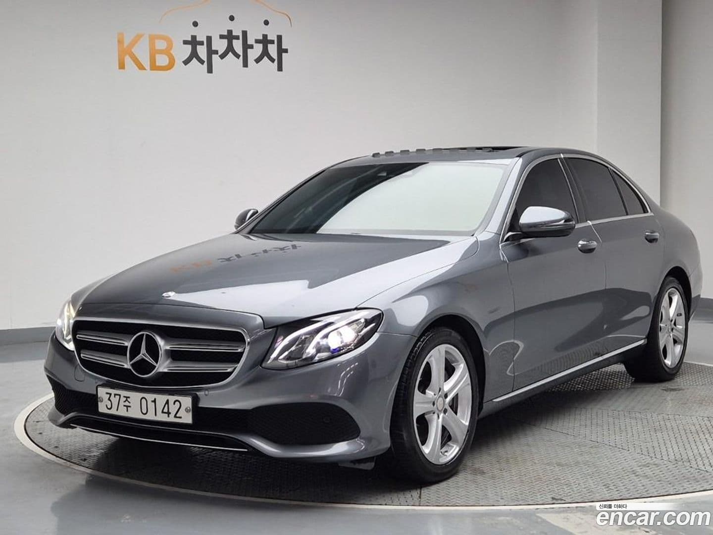 Main__Slider__Photo:E-Class Mercedes-Benz 2016.11-0