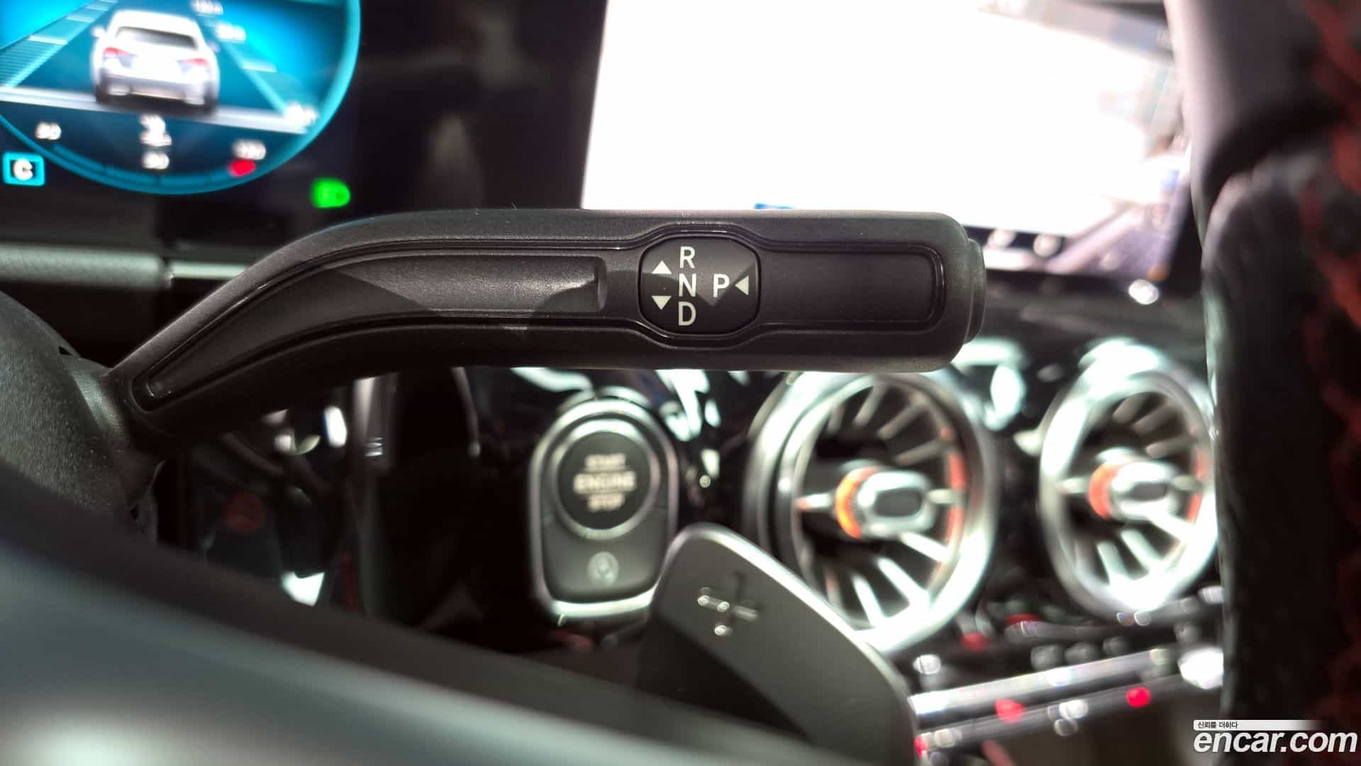 GLA-Class Mercedes-Benz 2020.11-INNER-009