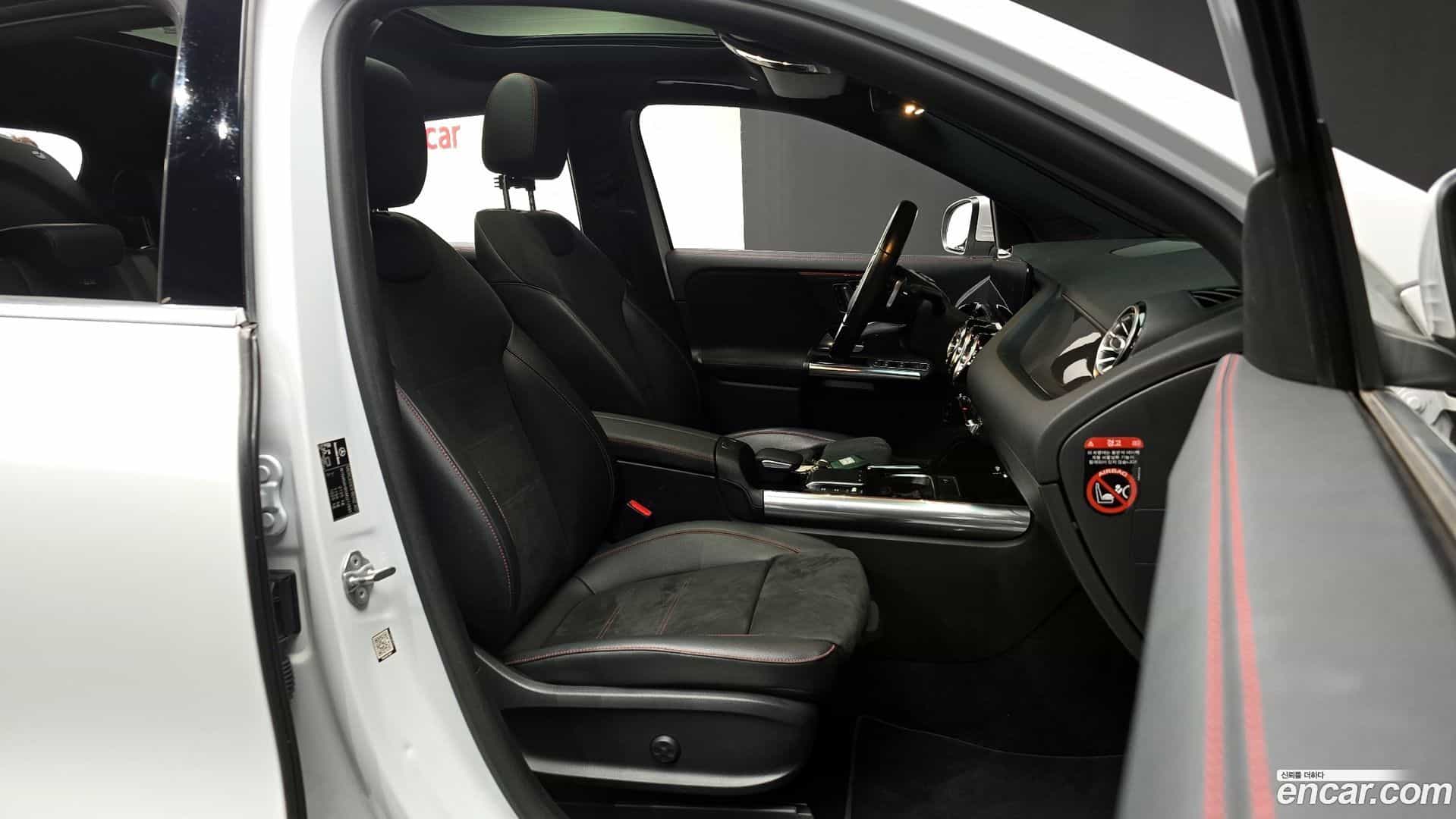 GLA-Class Mercedes-Benz 2020.11-INNER-010