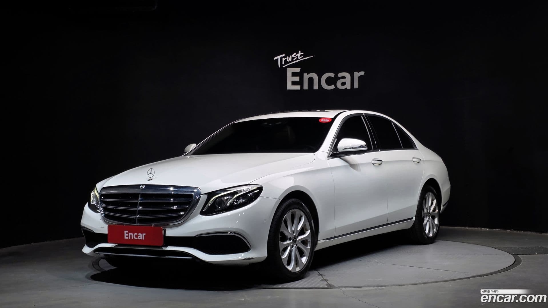 Main__Slider__Photo:E-Class Mercedes-Benz 2018.9-0