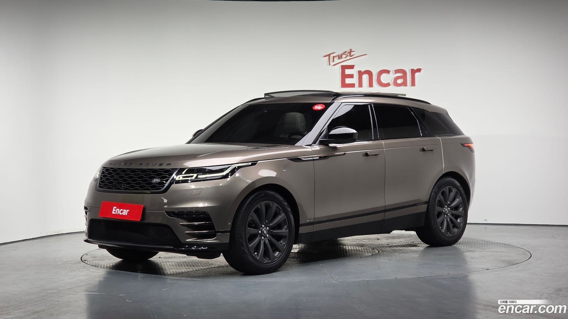Main__Slider__Photo:Range Rover Velar Land Rover 2019.7-0