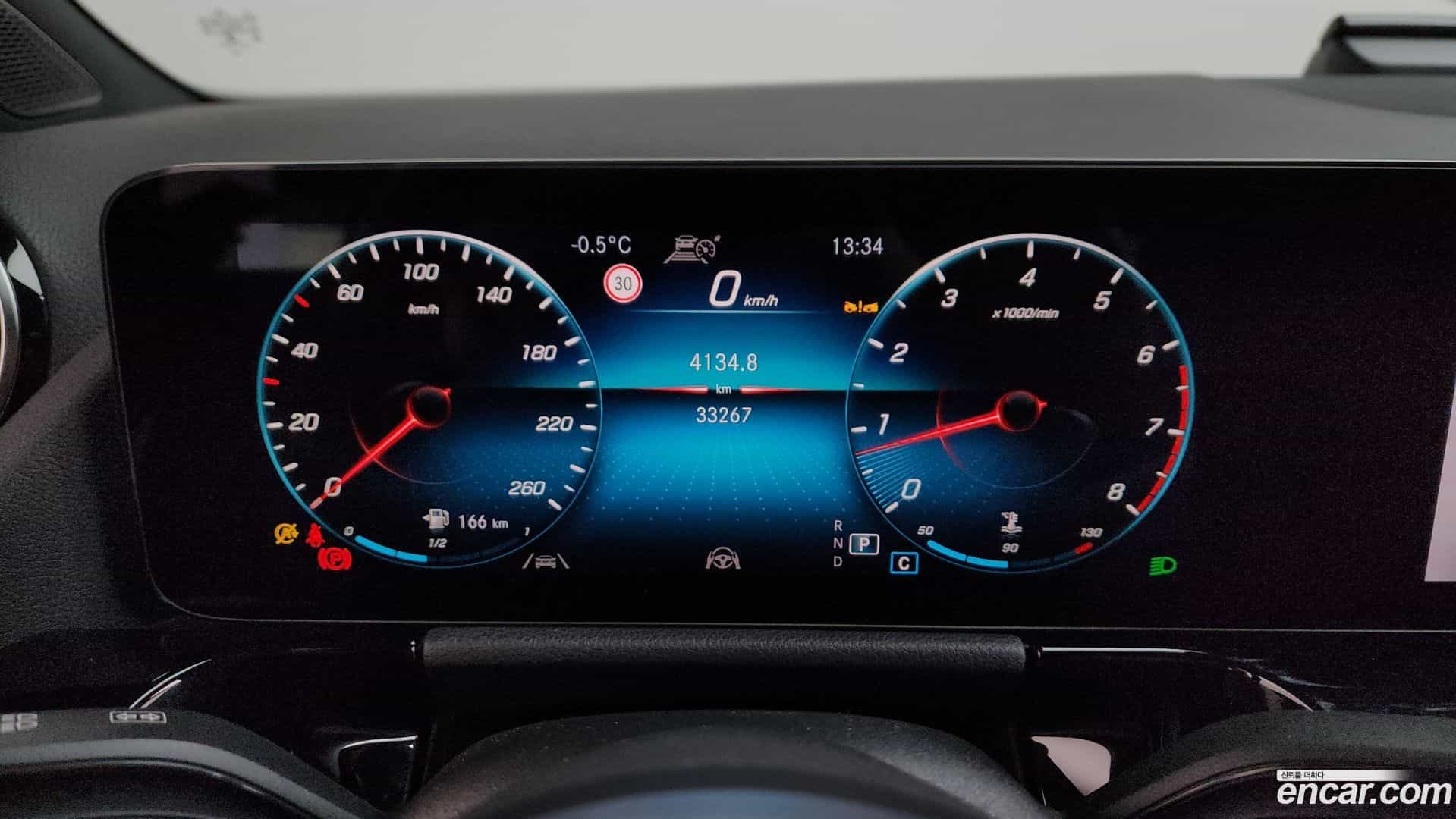 GLA-Class Mercedes-Benz 2022.7-INNER-008