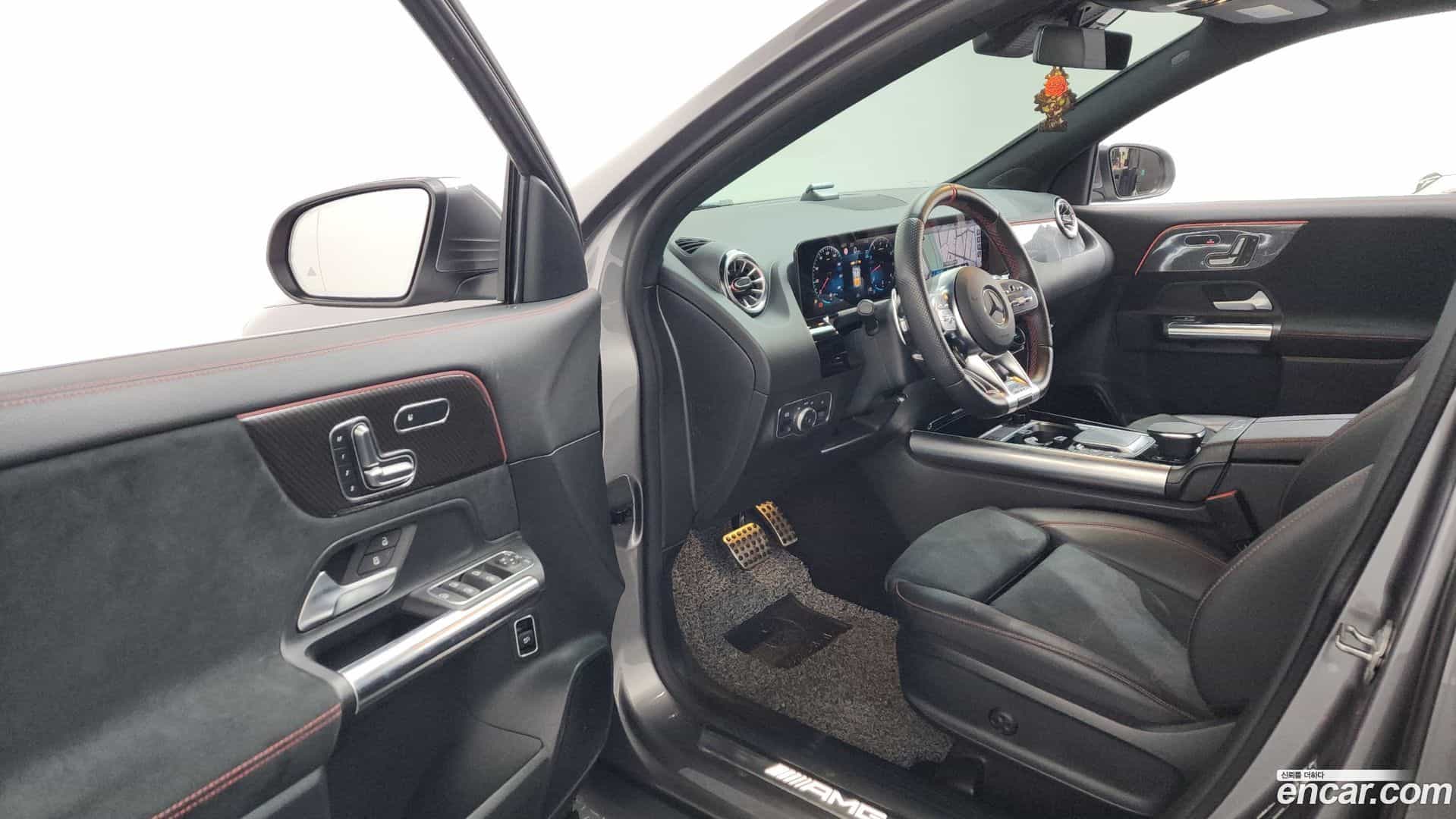 GLA-Class Mercedes-Benz 2022.7-INNER-010